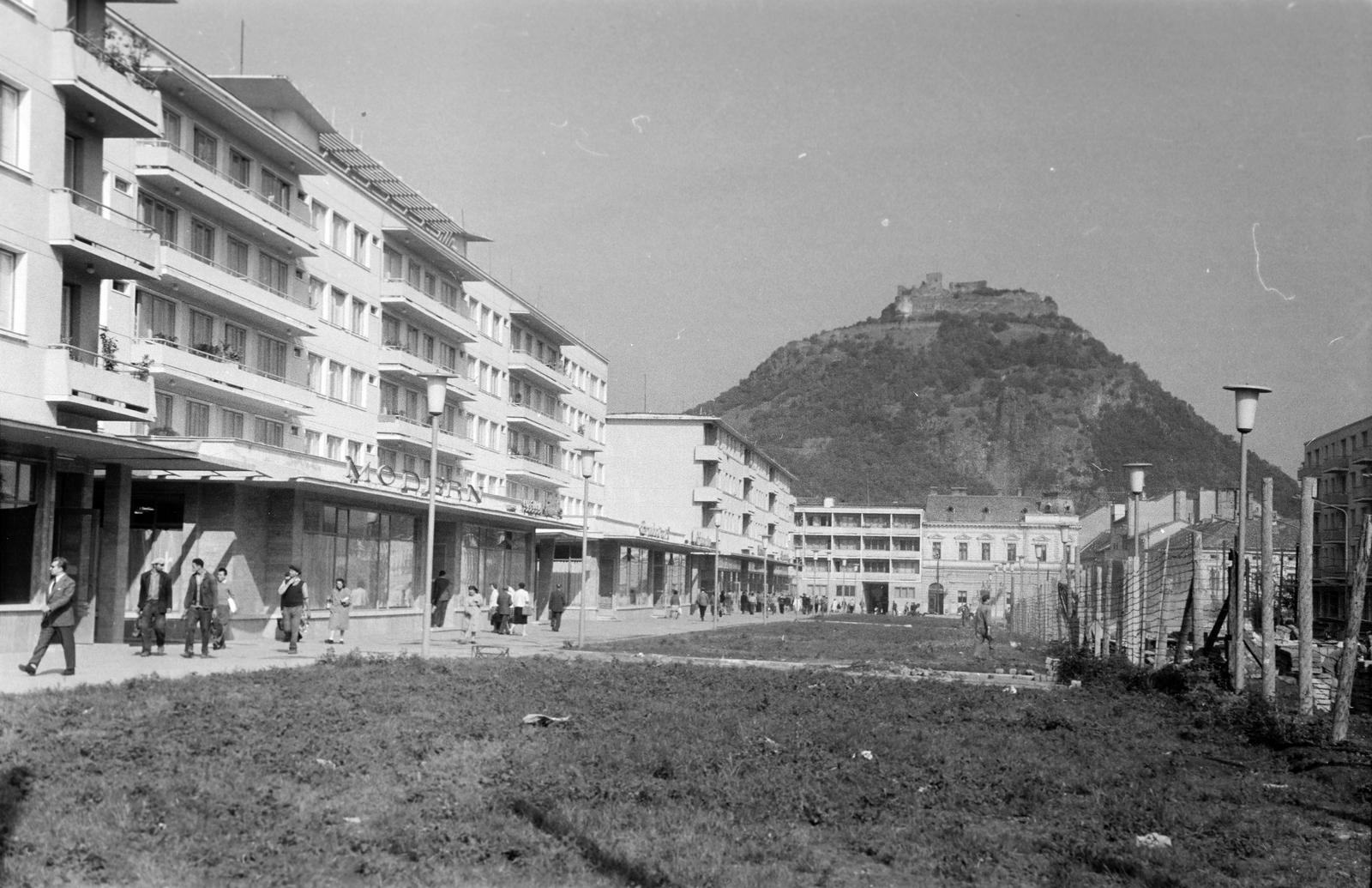 Romania,Transylvania, Deva, a Bulevardul 1 Decembrie 1918 házsora, szemben a Bulevardul Iuliu Manui melletti házak mögött a Várhegy., 1962, Gazda Anikó, Fortepan #308571