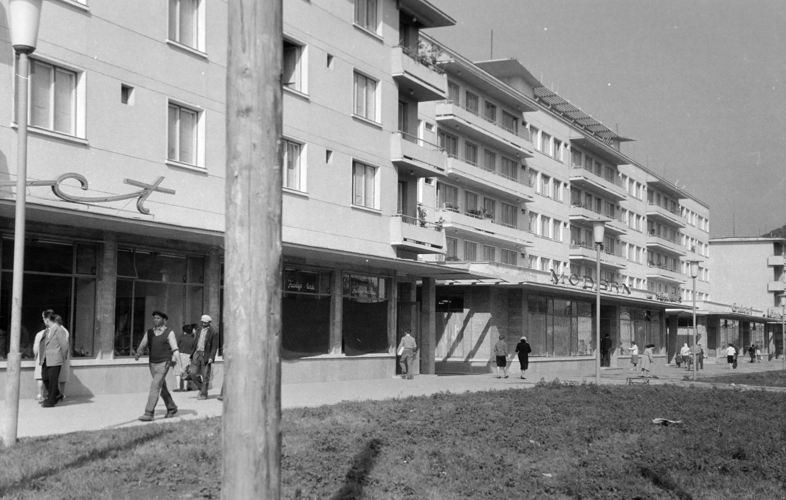 Romania,Transylvania, Deva, Bulevardul 1 Decembrie 1918, a Bulevardul Iuliu Manui felé vezető házsor., 1962, Gazda Anikó, Fortepan #308572