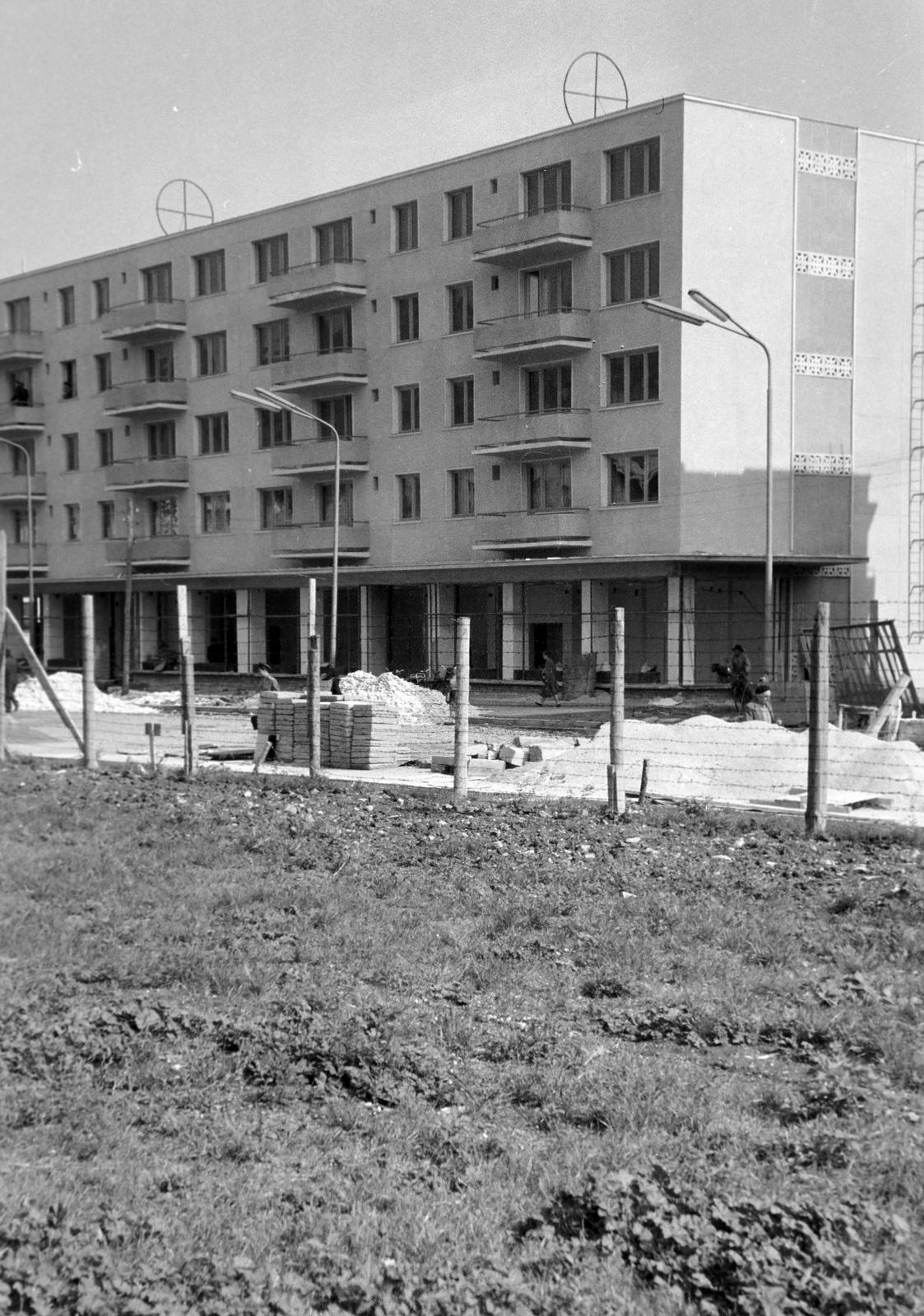 Romania,Transylvania, Deva, a Bulevardul 1 Decembrie 1918 a 2 számú tömbház., 1962, Gazda Anikó, Fortepan #308573