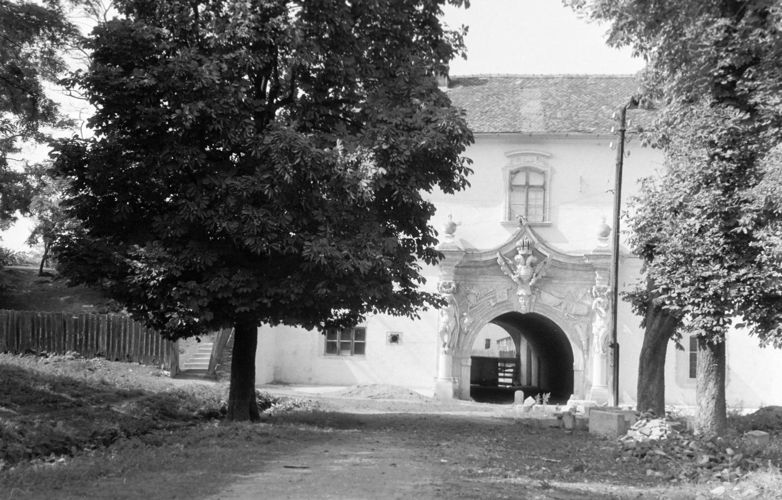 Románia,Erdély, Gyulafehérvár, Új várkapu., 1962, Gazda Anikó, boltív, átjáró, épületdísz, címer, Fortepan #308575