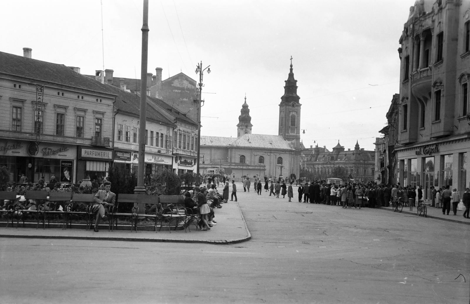 Románia,Erdély, Nagyvárad, Bémer tér (Piata Regele Ferdinand I), szemben a Szent László híd után a Szent László-templom., 1962, Gazda Anikó, pihenőhely, tömeg, illatszerbolt, fodrászat, pad, csoportosulás, Fortepan #308576