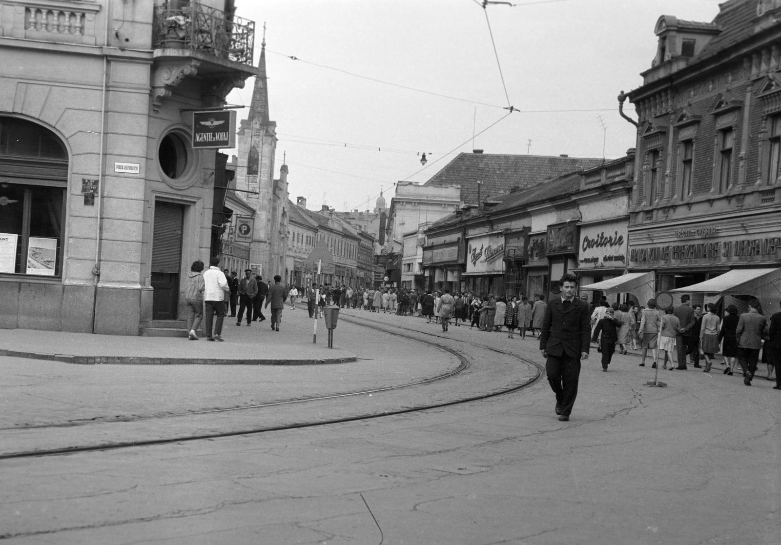 Romania,Transylvania, Oradea, Rákóczi út (Calea Republicii) a Bémer térnél (Piata Regele Ferdinand I). Szemben balra az Orsolya rendi templom., 1962, Gazda Anikó, march, Fortepan #308577