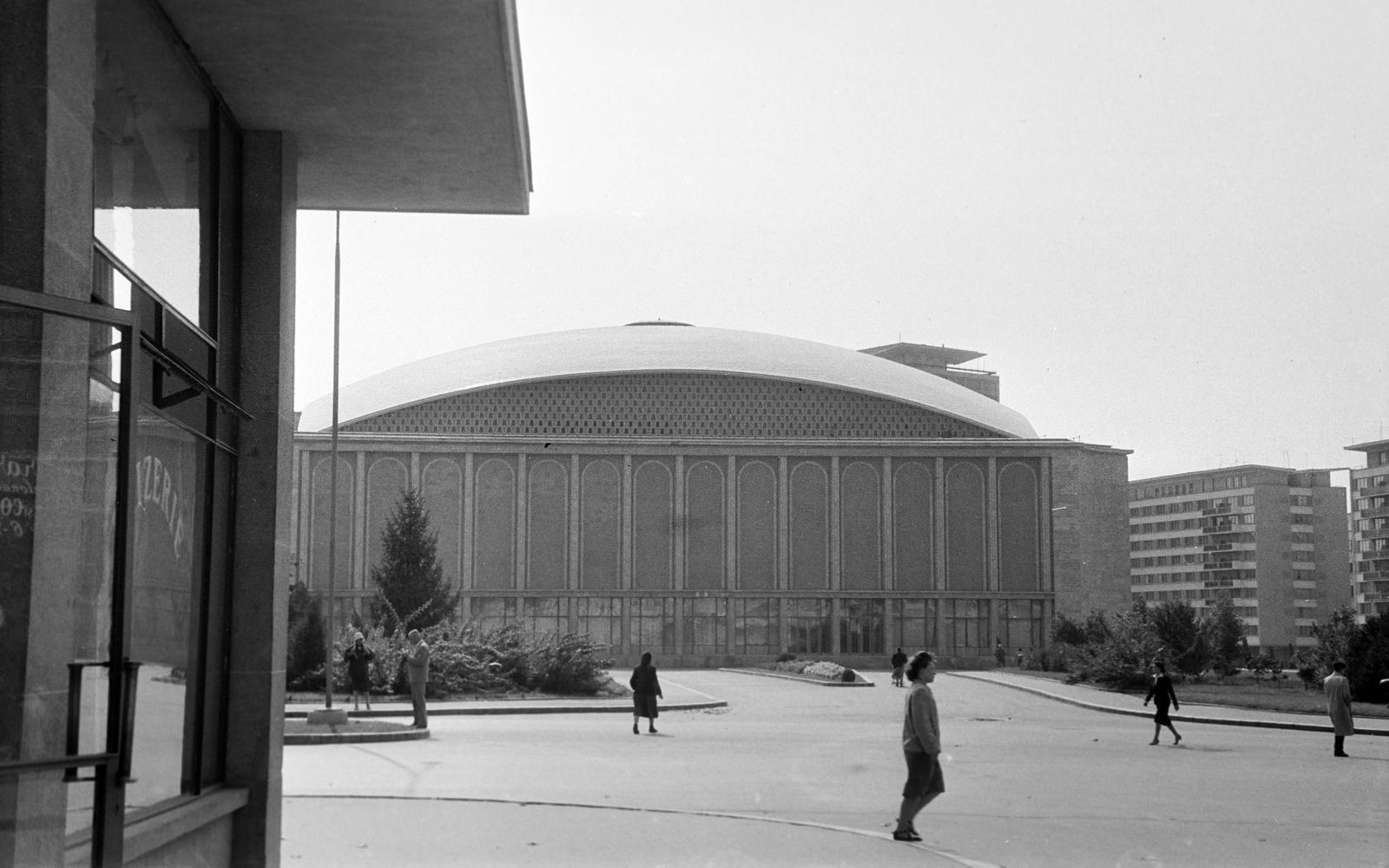 Romania, Bucharest, Strada Știrbei Vodă, szemben a Kongresszusi Csarnok (Sala Palatului)., 1962, Gazda Anikó, modern architecture, Fortepan #308581