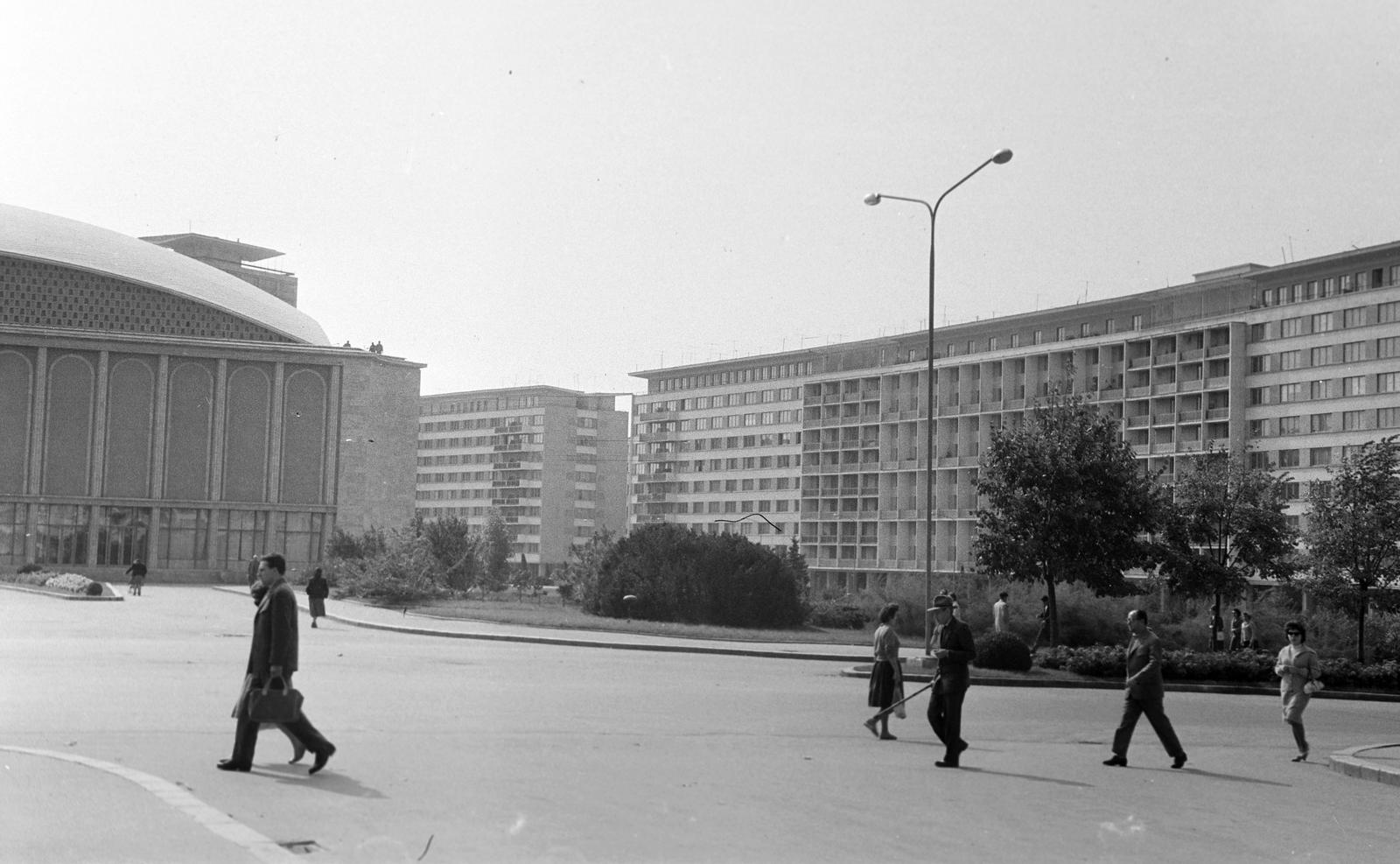 Romania, Bucharest, balra a Kongresszusi Csarnok (Sala Palatului), jobbra a Strada Ion Câmpineanu (Strada 13 Decembrie)., 1962, Gazda Anikó, modern architecture, Fortepan #308582