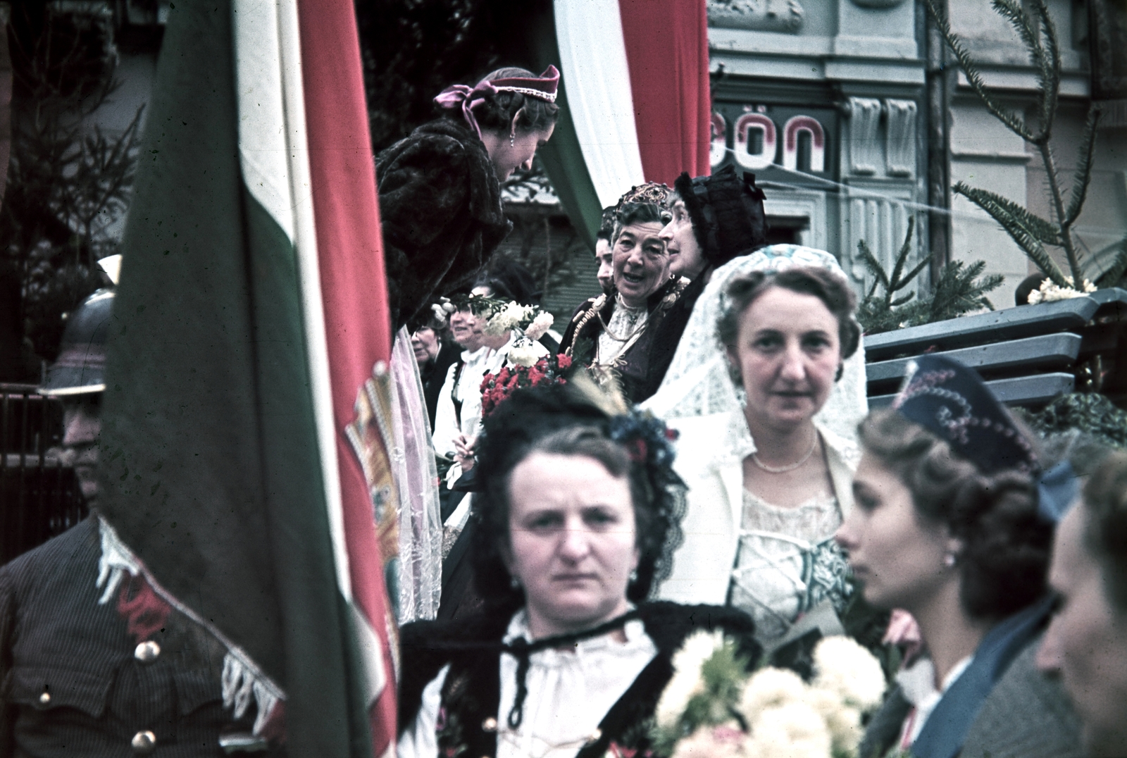 Romania,Transylvania, Târgu Secuiesc, Gábor Áron tér. 1940 szeptember 13., a magyar csapatok bevonulása idején., 1940, Fortepan, Vienna Accord, territorial gain, colorful, flag, Fortepan #3086