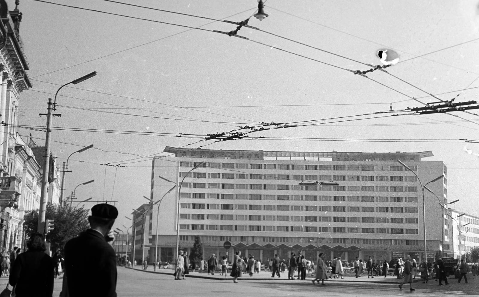 Románia,Erdély, Kolozsvár, Széchenyi tér (Piata Mihai Viteazul)., 1962, Gazda Anikó, modern építészet, felsővezeték, Fortepan #308618