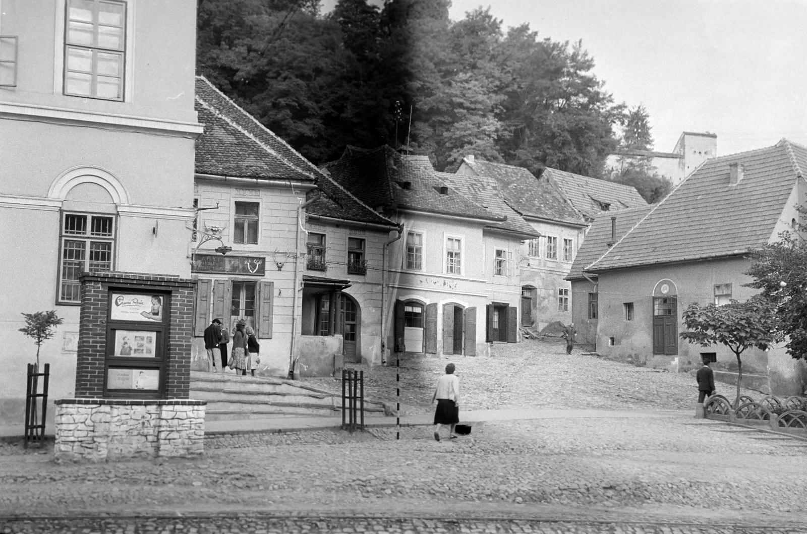 Romania,Transylvania, Sighişoara, Vásártér (Piața Hermann Oberth), szemben a Városi utca (Stradela Cetăți) házsora felett a vár látható., 1962, Gazda Anikó, window pane, square, tree guard, sapling, house, Fortepan #308621