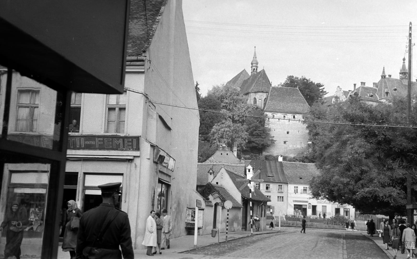 Románia,Erdély, Segesvár, előtérben a Bajor utca (Strada 1 Decembrie 1918), szemben a Strada Octavian Goga, fent a Vár., 1962, Gazda Anikó, Fortepan #308622