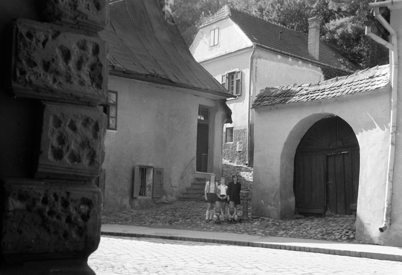 Románia,Erdély, Segesvár, Strada Morii, jobbra a 15-ös számú ház., 1962, Gazda Anikó, boltív, kapu, Fortepan #308624