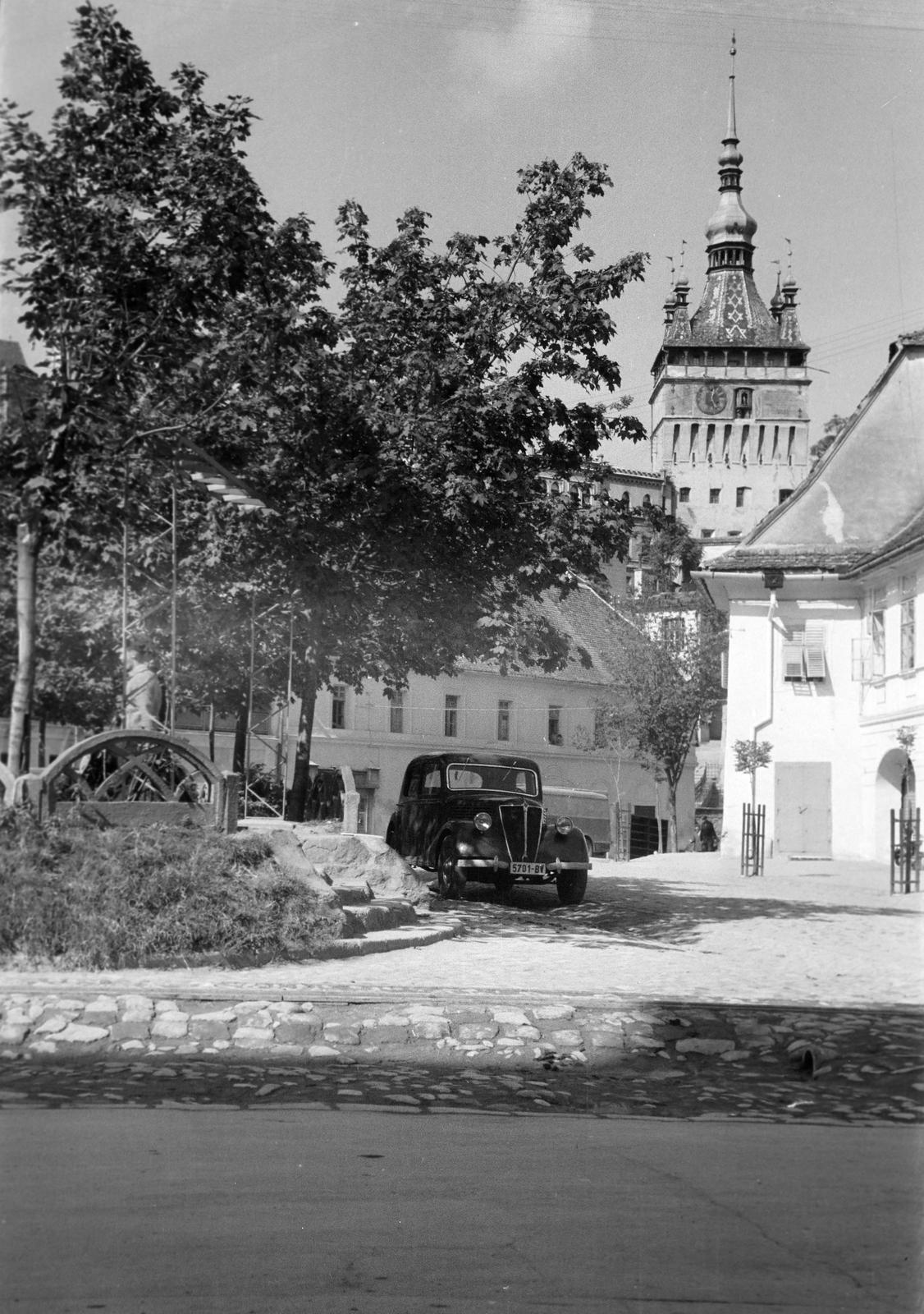 Románia,Erdély, Segesvár, Vásártér (Piața Hermann Oberth), szemben a Strada Octavian Goga, háttérben az Óratorony., 1962, Gazda Anikó, Fortepan #308626