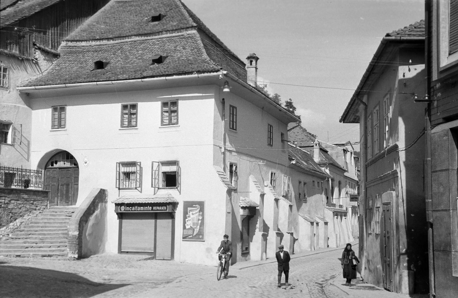 Románia,Erdély, Segesvár, a Strada Octavian Goga a Vásártér (Piața Hermann Oberth) felől., 1962, Gazda Anikó, Fortepan #308627