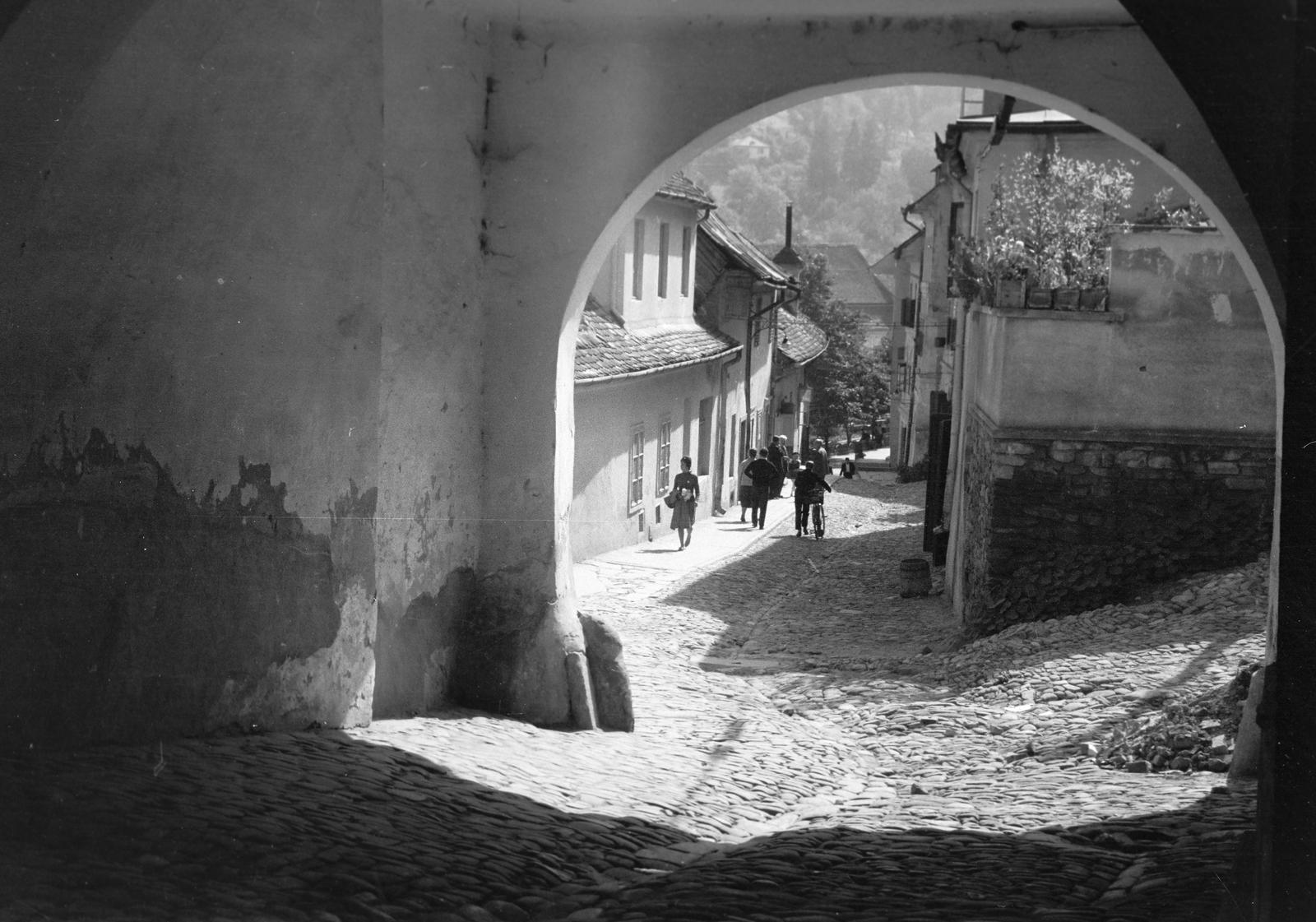 Romania,Transylvania, Sighişoara, Strada Turnului a Várból nézve, jobbra a Városi utca (Strada Cetatii)., 1962, Gazda Anikó, arch, passage, Fortepan #308628