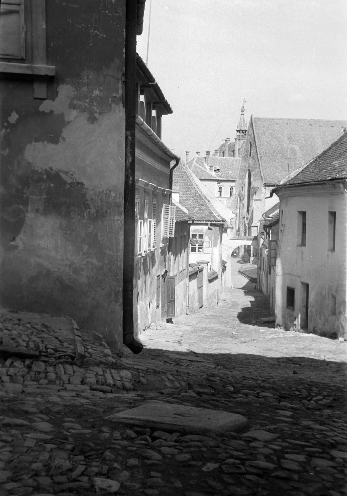 Románia,Erdély, Segesvár, Ónműves utca (Strada Cositorarilor), háttérben a Polgármesteri Hivatal (egykor Megyeháza) tornya., 1962, Gazda Anikó, Fortepan #308633