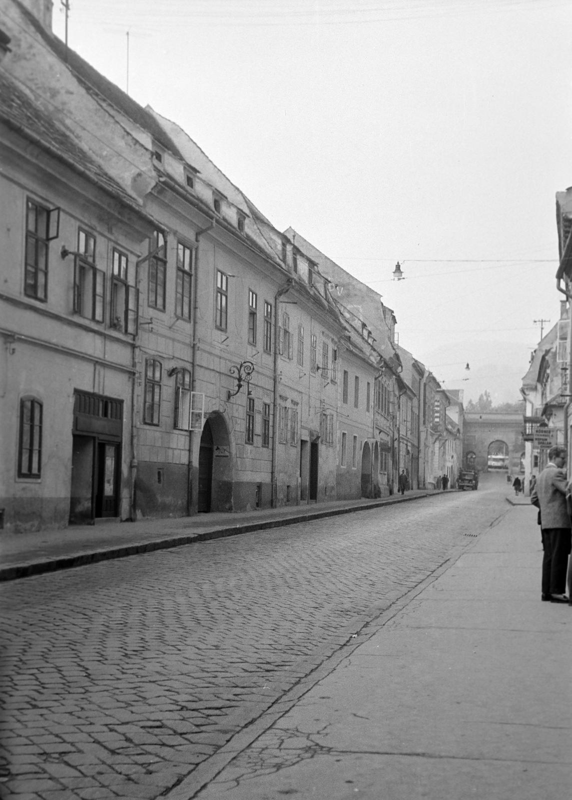 Romania,Transylvania, Brașov, Árvaház utca (Strada Poarta Schei). Szemben jobbra a Bolgárszegi (vagy Árvaház utcai) kapu (Poarta Șchei)., 1962, Gazda Anikó, Fortepan #308638