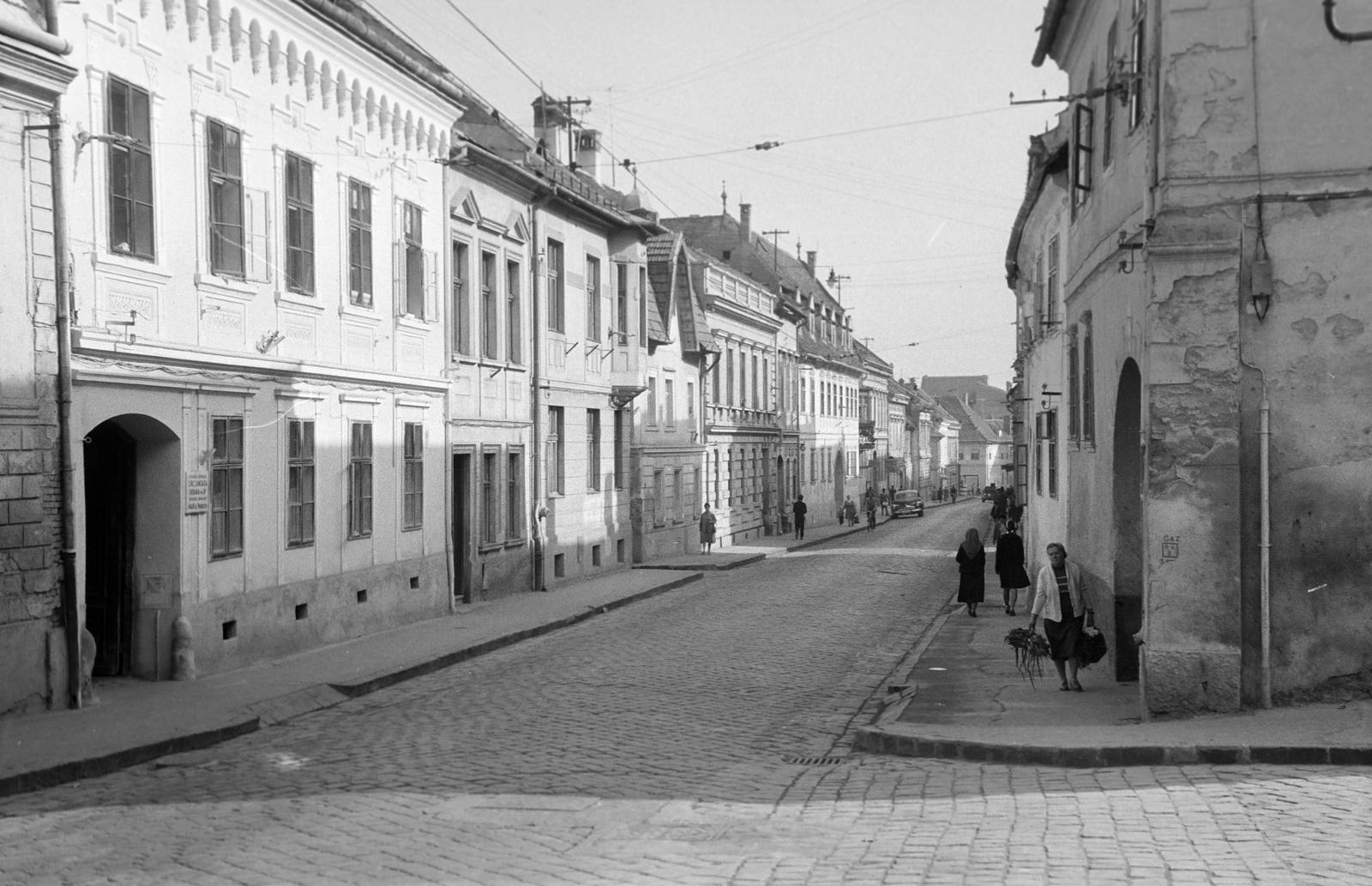Romania,Transylvania, Brașov, Árvaház utca (Strada Poarta Schei), jobbra a Strada George Coșbuc torkolata., 1962, Gazda Anikó, Fortepan #308641