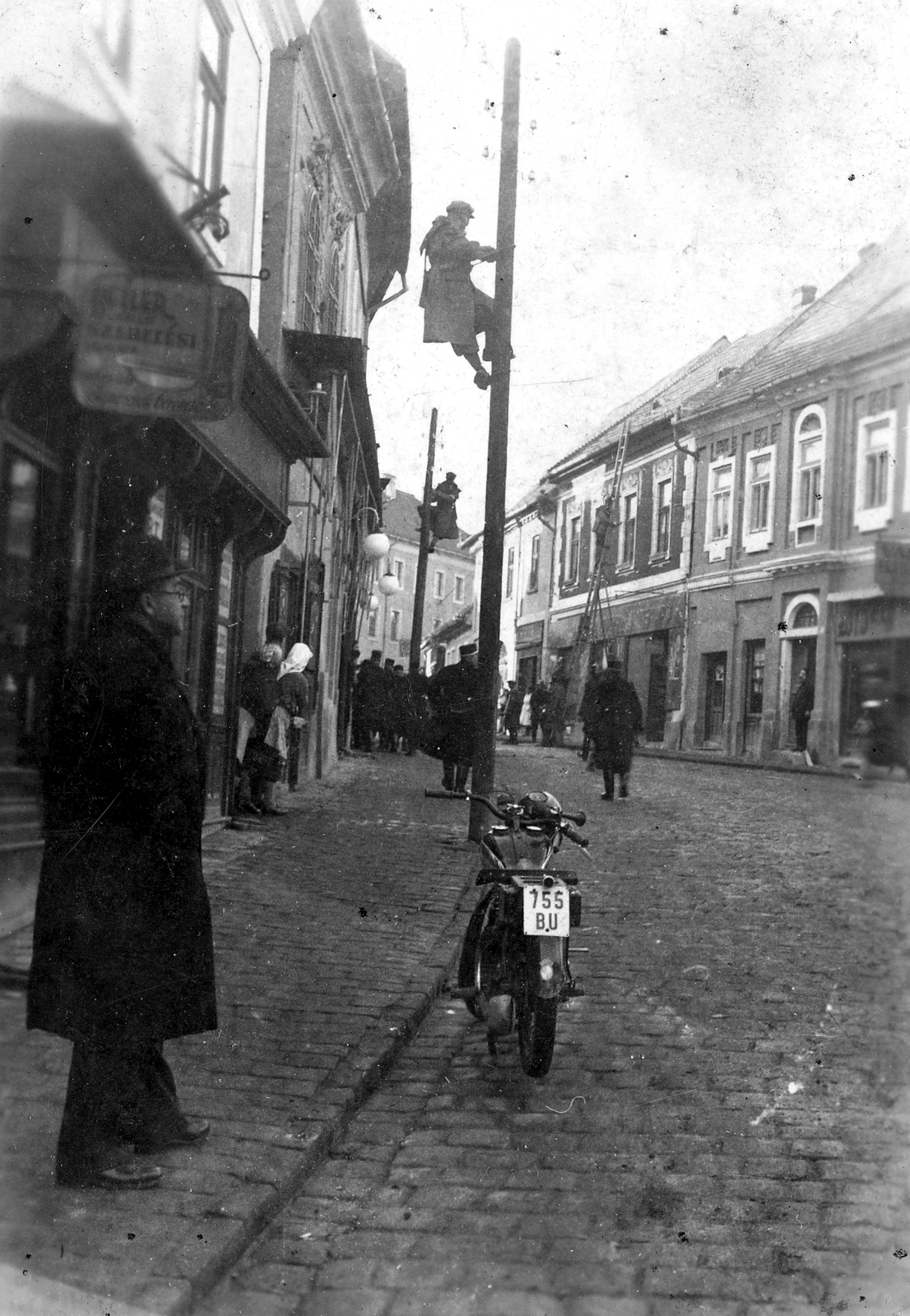 Hungary, Szentendre, Fő tér a Rákóczi Ferenc utca felé nézve., 1951, Storymap.hu, motorcycle, electrician, street view, number plate, cobblestones, Fortepan #30865