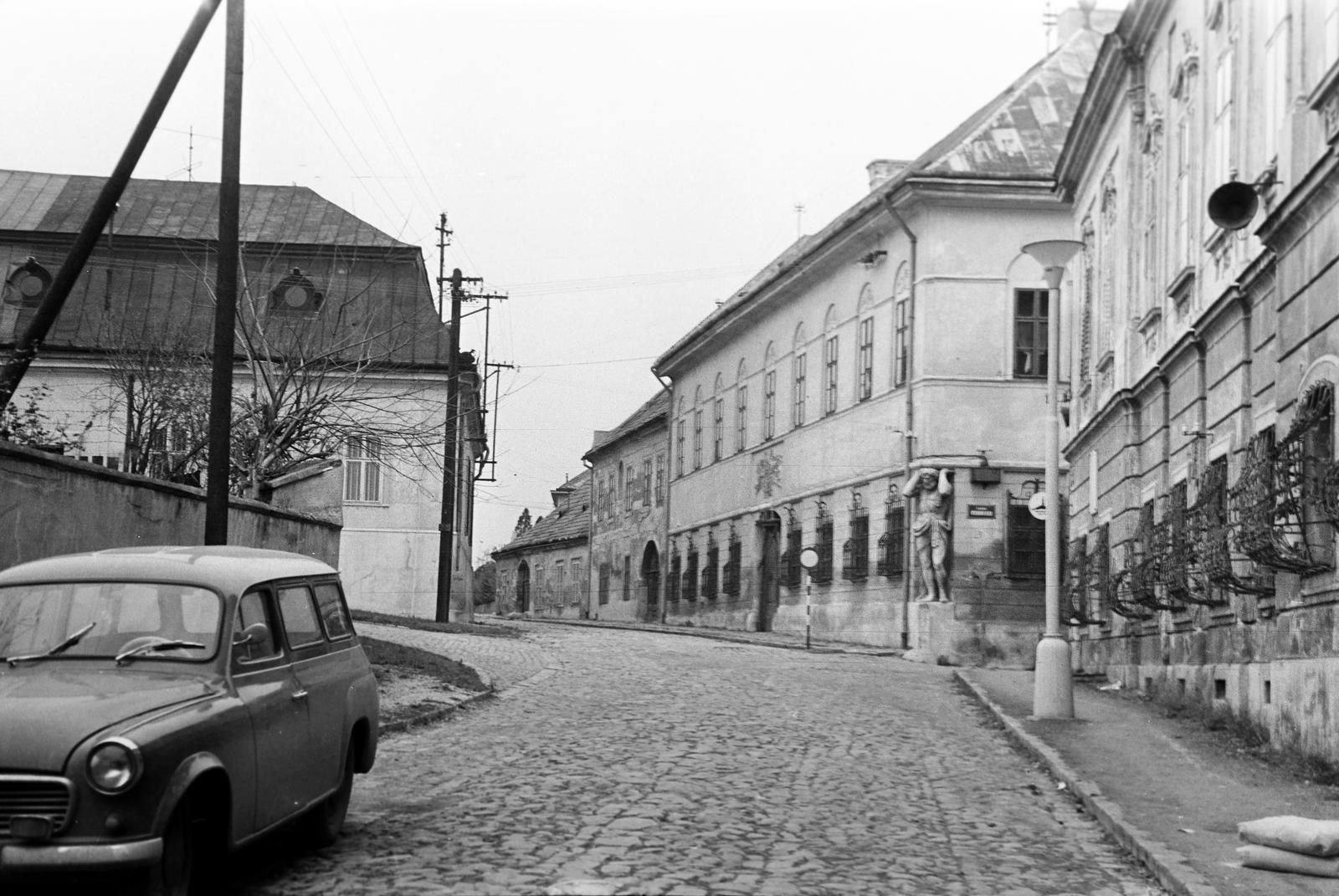 Szlovákia, Nyitra, Samova ulica, jobbra a 14. szám alatt a Nagyszeminárium épülete. Középen a Východná ulica kereszteződése., 1963, Gazda Anikó, kariatida, ablakrács, Fortepan #308652