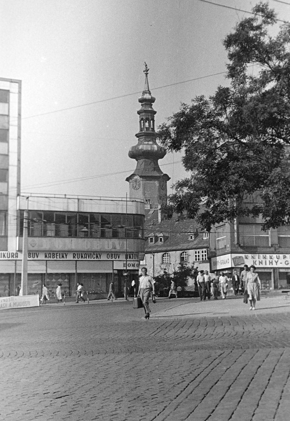 Szlovákia, Pozsony, a Hurbanovo námestie (Nagy Lajos tér) déli oldala, háttérben a Mihály-kapu toronycsúcsa., 1957, Gazda Anikó, Fortepan #308658