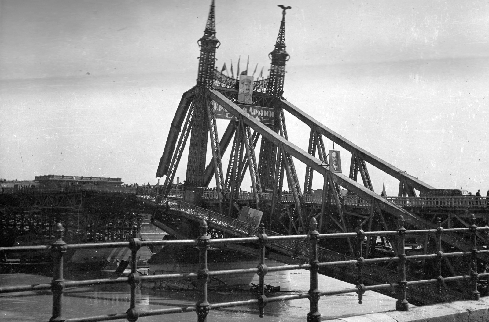 Hungary, Budapest, Szabadság híd budai hídfő, a pontonhíddal kiegészített hídroncs., 1945, Military Museum of Southern New England, bridge, wrecked bridge, Danube, pontoon bridge, Joseph Stalin portrayal, Cyrillic alphabet, Duna-bridge, János Feketeházy-design, railing, Fortepan #30867