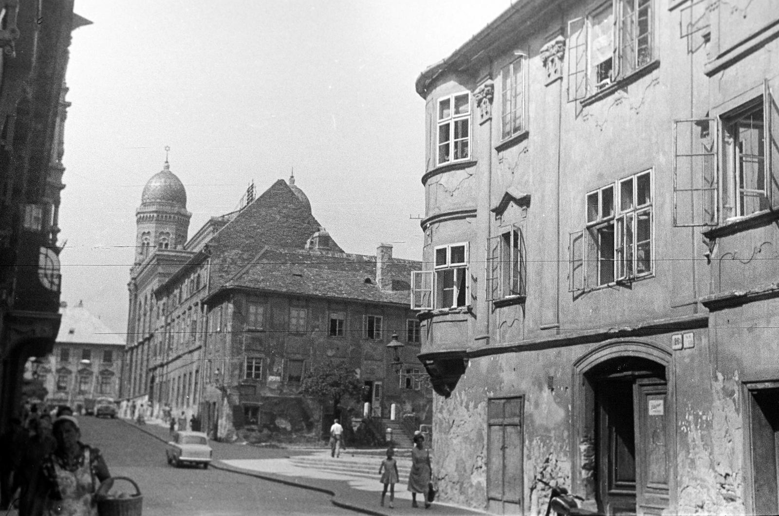 Szlovákia, Pozsony, Ventur utca (Ventúrska ulica) a Szilágyi Dezső utca (Panská ulica) felé, jobbra a Székesegyház tér (Rudnayovo námestie)., 1957, Gazda Anikó, Fortepan #308686