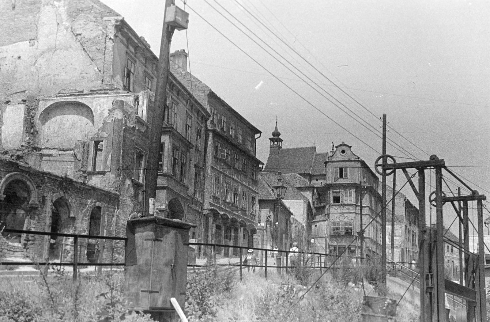 Szlovákia, Pozsony, Vártelek utca (Židovská ulica), középen az un. Jó Pásztor háza, nevét a ház sarkán elhelyezett Krisztus szoborról kapta., 1957, Gazda Anikó, Fortepan #308693