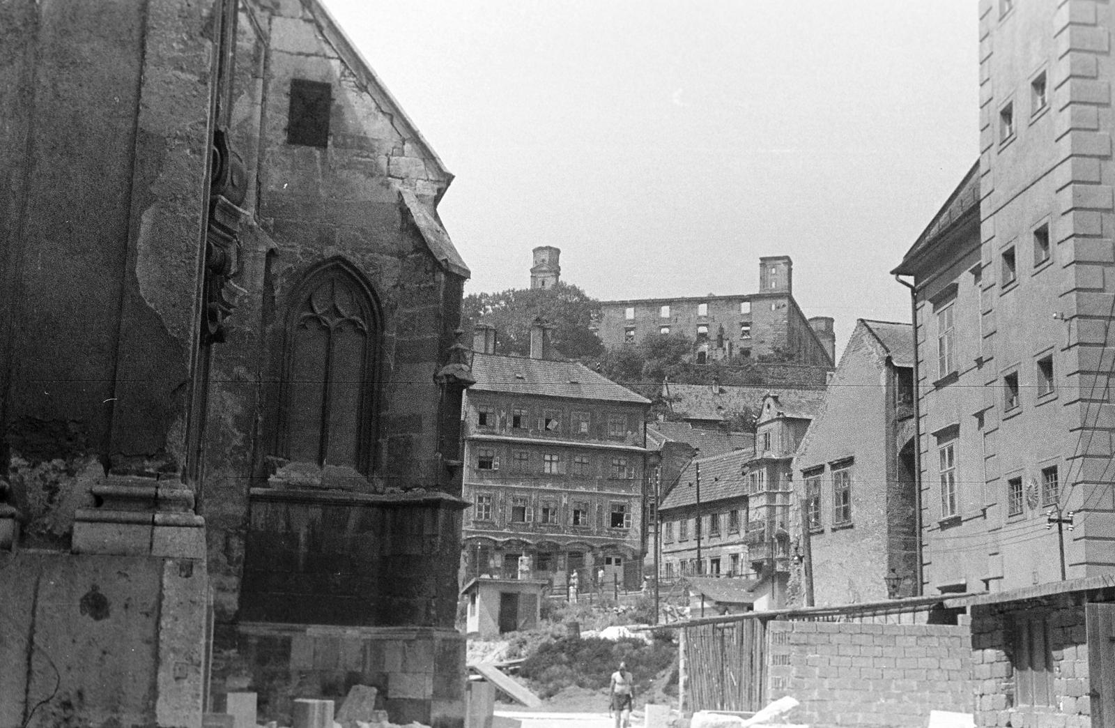 Szlovákia, Pozsony, Székesegyház tér (Rudnayovo námestie), balra a Szent Márton koronázó templom. Szemben keresztbe a Vártelek utca (Židovská ulica), jobbra az un. Jó Pásztor háza. Háttérben fent a Vár., 1957, Gazda Anikó, Fortepan #308694