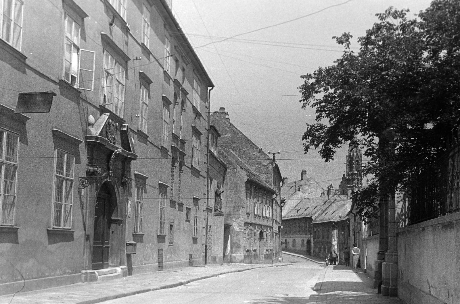 Slovakia, Bratislava, Káptalan utca (Kapitulská ulica), háttérben a Klarisszák templomának tornya., 1957, Gazda Anikó, Fortepan #308695