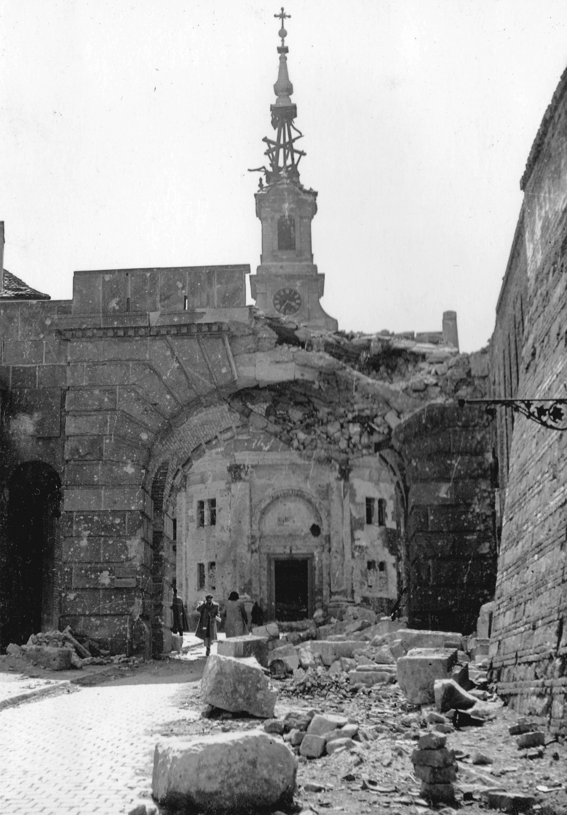 Hungary, Budapest I., Bécsi kapu, háttérben a Budavári Evangélikus templom., 1945, Military Museum of Southern New England, church, war damage, gate, eclectic architecture, Budapest, Mór Kallina-design, Neo-Baroque-style, castle district, Fortepan #30870