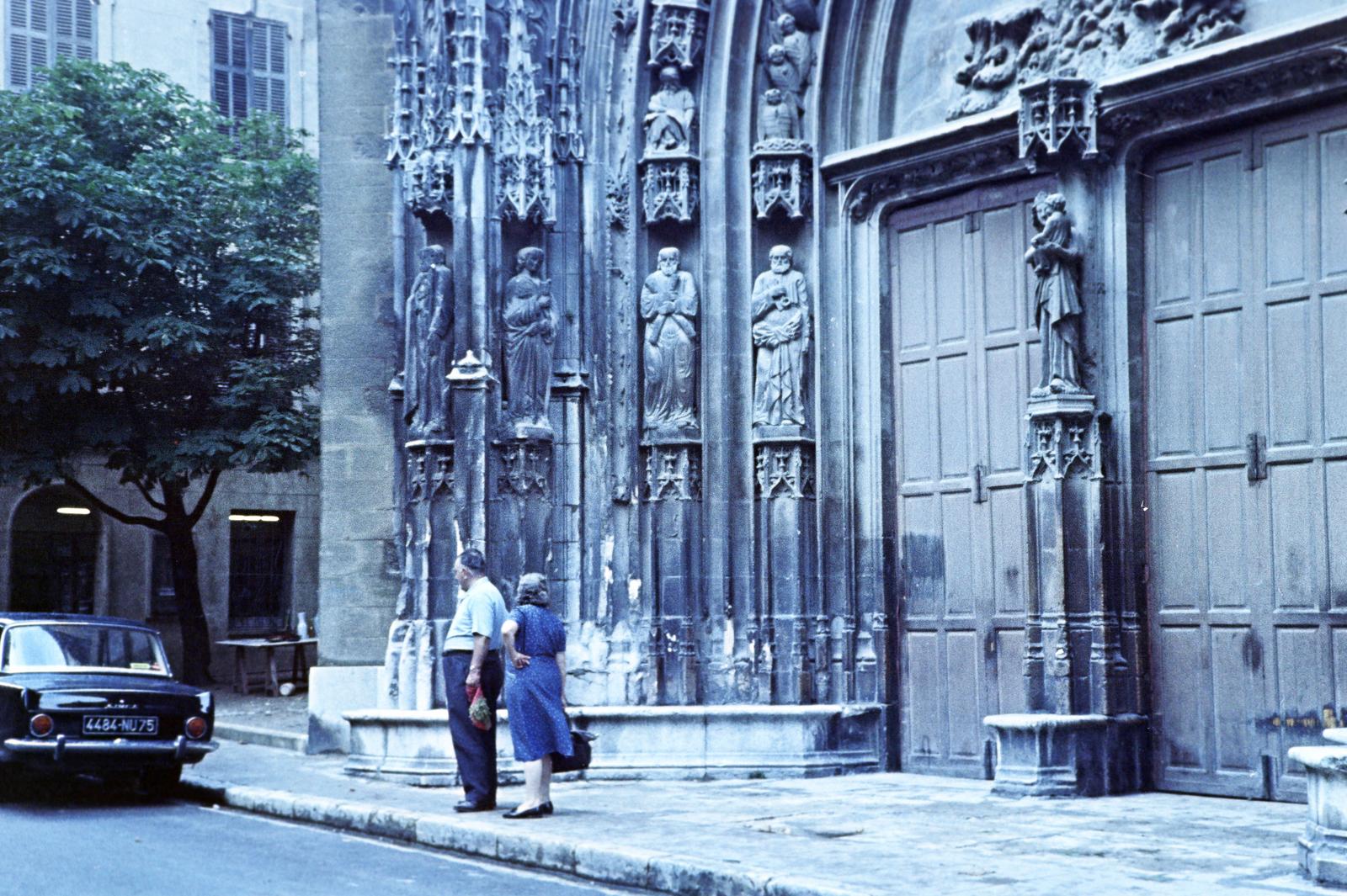France, Aix-en-Provence, Rue Gaston de Saporta, a Cathédrale Saint-Sauveur d'Aix-en-Provence kapuja., 1961, Gazda Anikó, Fortepan #308745