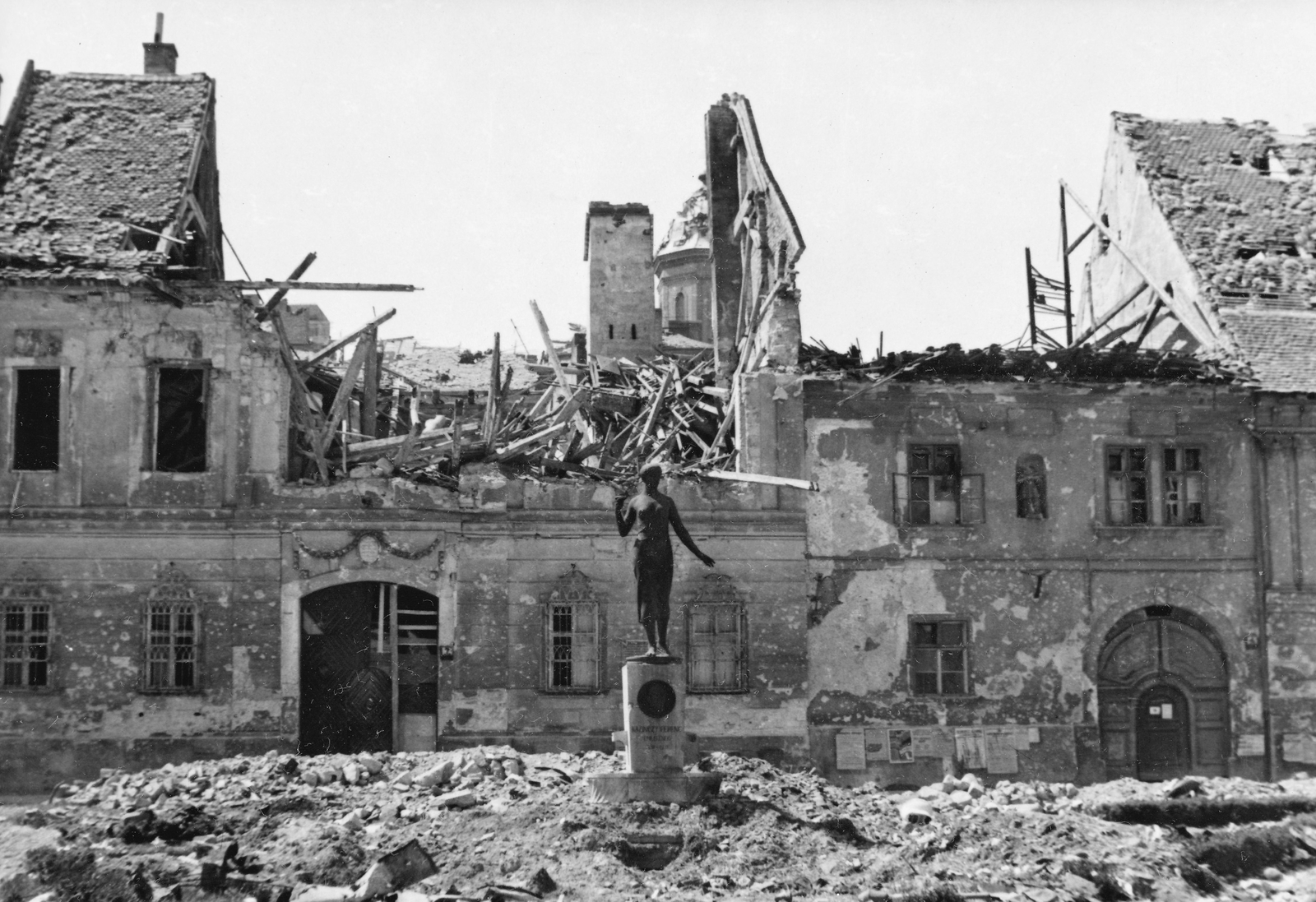 Hungary, Budapest I., Bécsi kapu tér, Kazinczy-emlékkút (Pásztor János, 1936.)., 1945, Military Museum of Southern New England, well, sculpture, ruins, Budapest, war damage, damaged building, Fortepan #30876