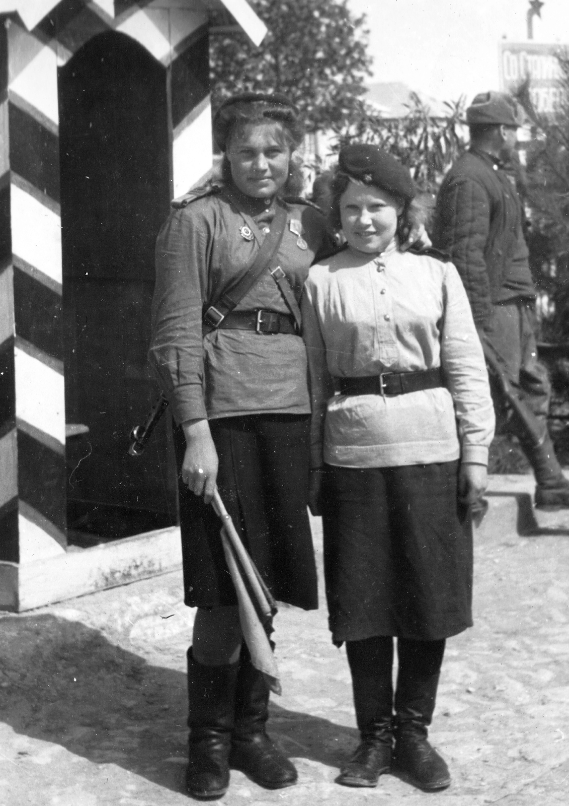 1945, Military Museum of Southern New England, flag, women, booth, medal, Soviet soldier, double portrait, arms around shoulders, directing traffic, Fortepan #30880