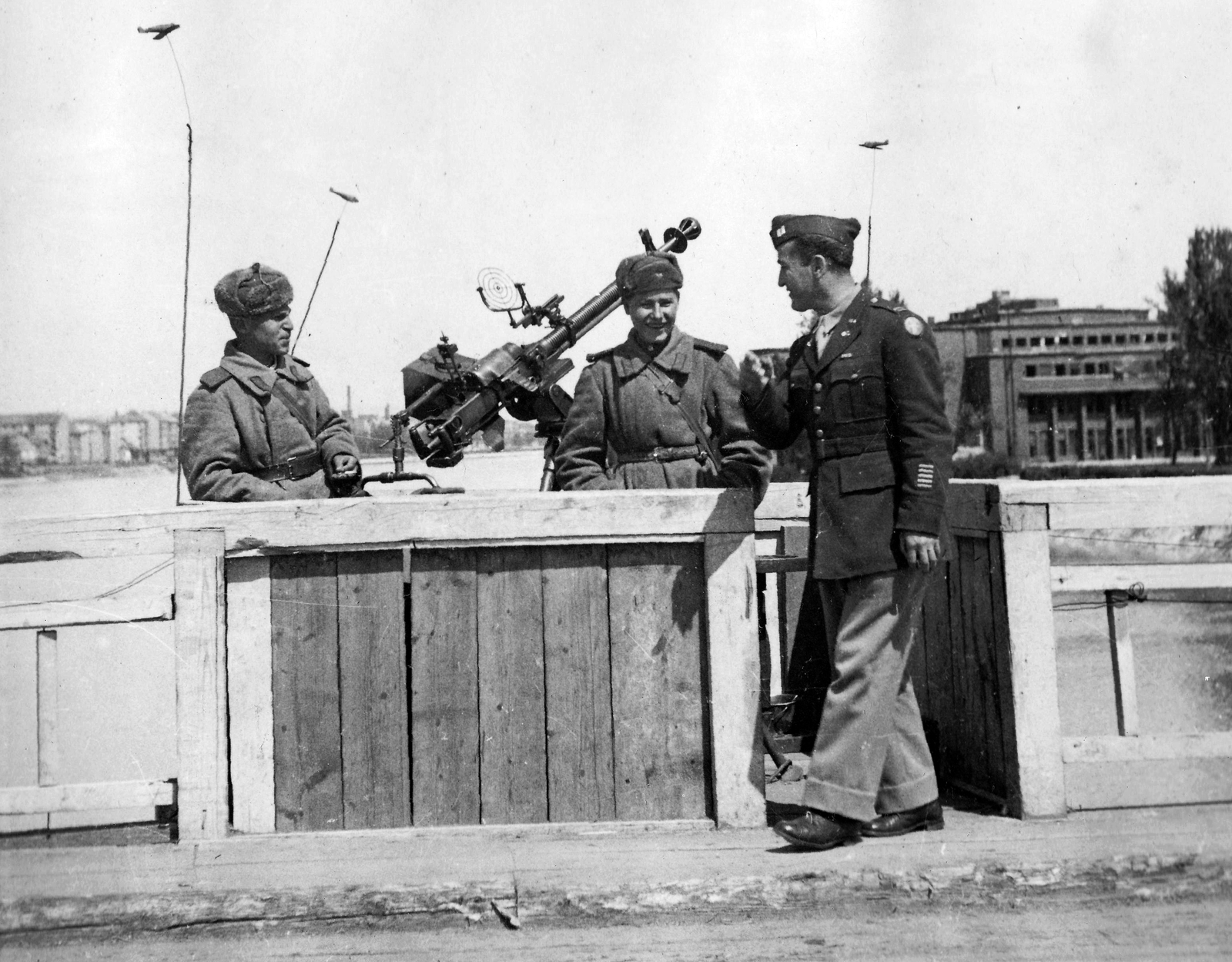 Hungary, Budapest, Manci híd első, cölöphíd változata, balra az Újlaki rakpart, jobbra a margiszigeti Sportuszoda. 1938M DSK 12,7 mm-es légvédelmi géppuska állás., 1945, Military Museum of Southern New England, bridge, Soviet soldier, machine gun, fur hat, side cap, air defense, American soldier, Fortepan #30882