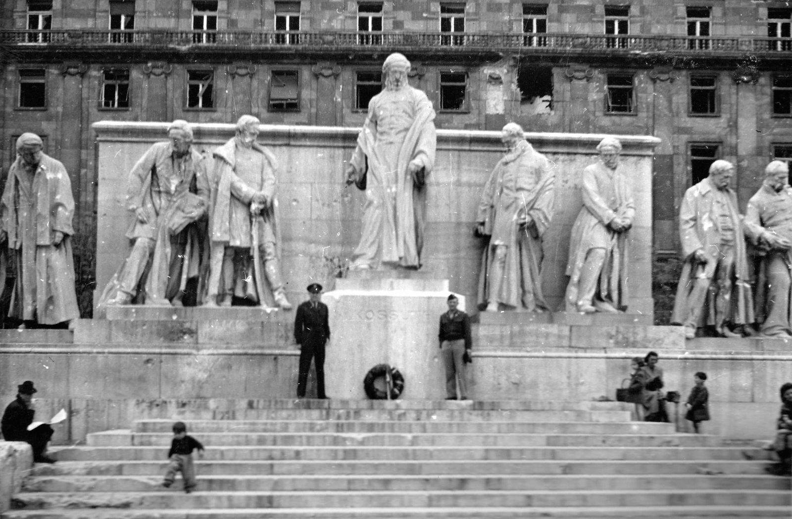 Hungary, Budapest V., Kossuth Lajos tér, Kossuth emlékmű (szobrász: Horvay János, 1927.)., 1945, Military Museum of Southern New England, war damage, monument, wreath, soldier, Budapest, Fortepan #30883