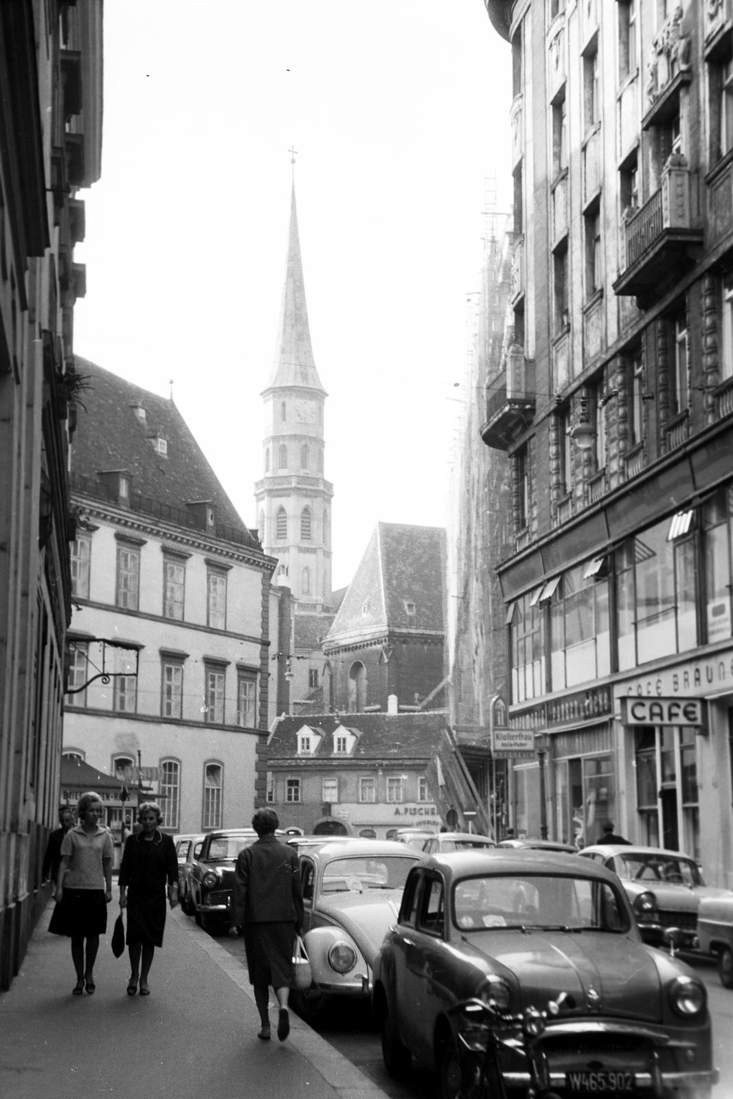 Austria, Vienna, Stallburggasse, háttérben a Szent Mihály-templom tornya látszik., 1961, Gazda Anikó, Fortepan #308850