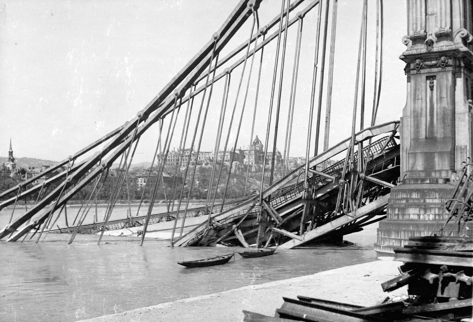 Hungary, Budapest V., a lerombolt Erzsébet híd pesti hídfője, háttérben a Királyi Palota (később Budavári Palota)., 1945, Military Museum of Southern New England, war damage, wrecked bridge, Danube, eclectic architecture, Budapest, suspension bridge, Duna-bridge, Antal Kherndl-design, Aurél Czekelius-design, Fortepan #30886