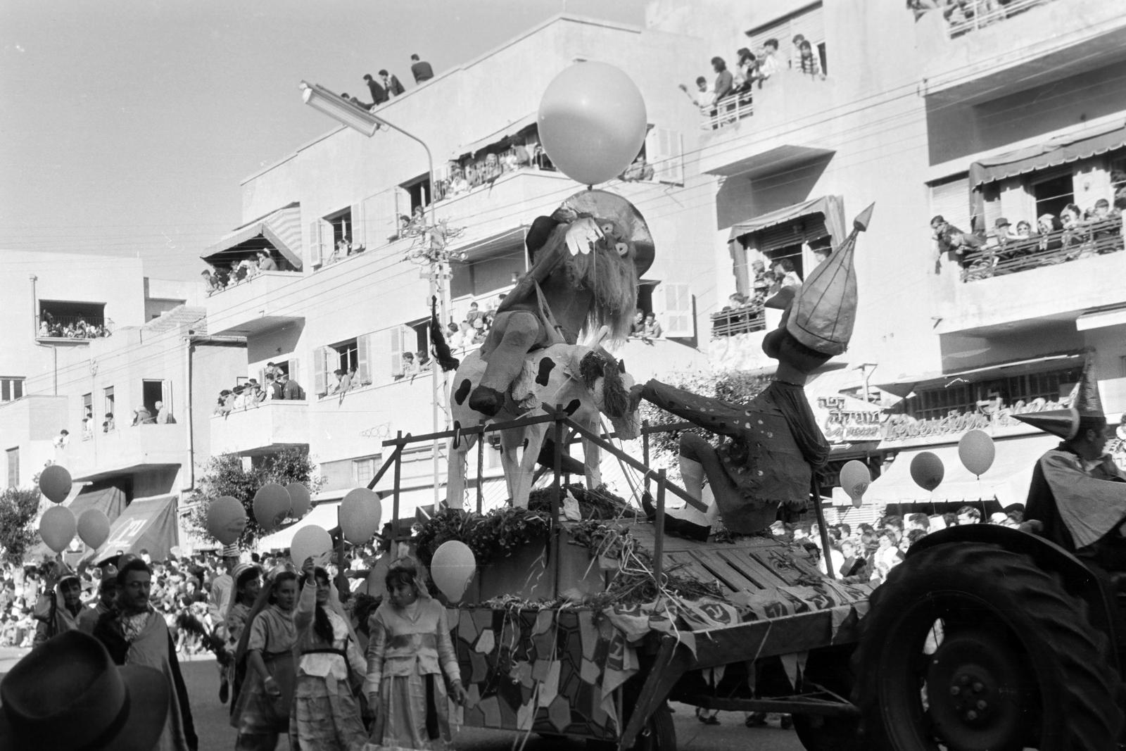 1962, Gazda Anikó, baloon, march, balcony, gaping, doll, Fortepan #308866