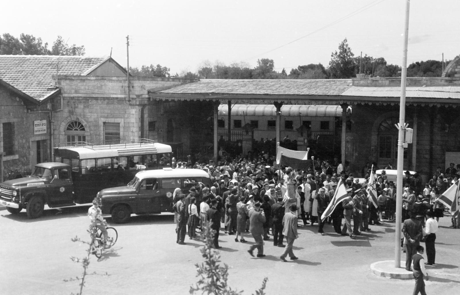 1962, Gazda Anikó, mass, march, train station, Fortepan #308883