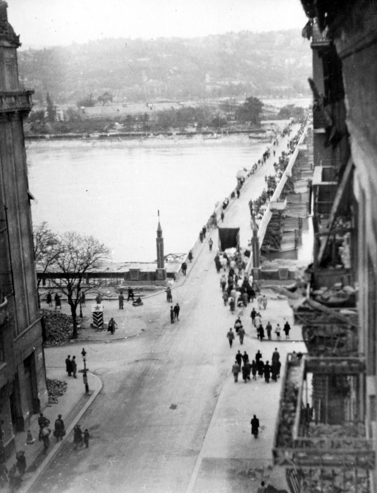 Hungary, Budapest XIII., Radnóti Miklós (Sziget) utca - Újpesti rakpart kereszteződése és a Manci híd első, cölöphíd változata., 1945, Military Museum of Southern New England, bridge, picture, Budapest, pedestrian, Fortepan #30890