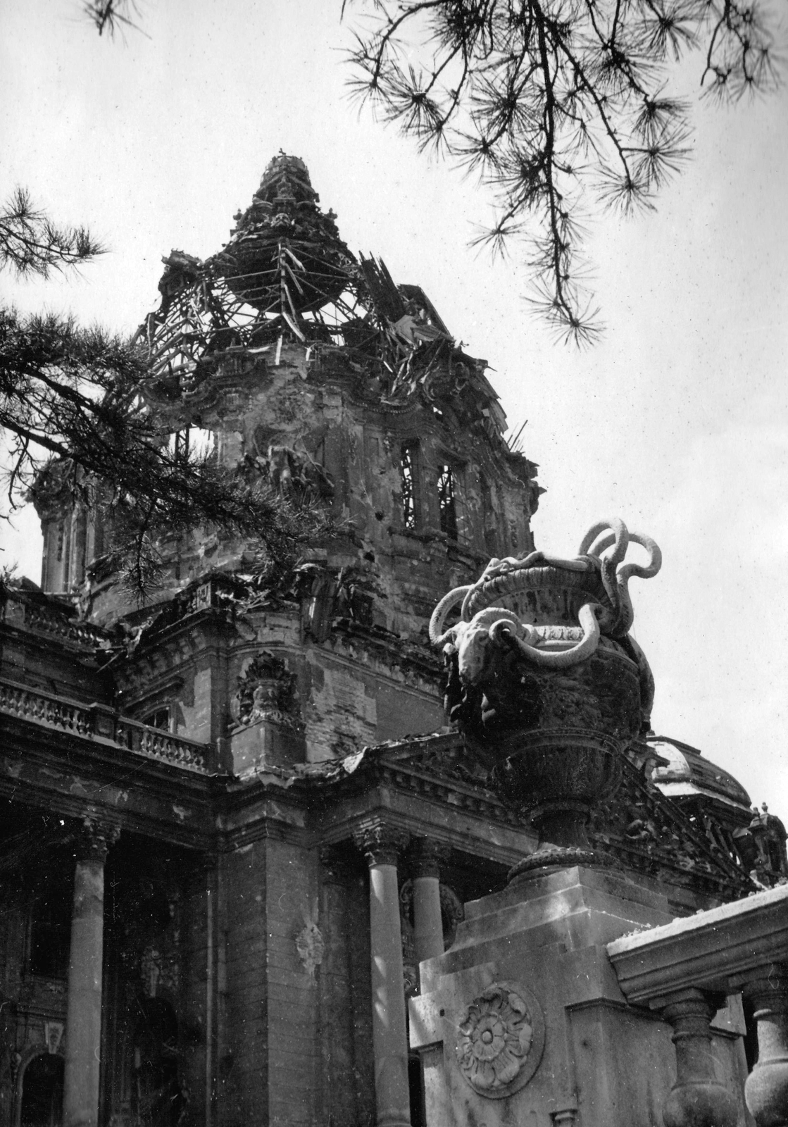 Hungary, Budapest I., a Királyi Palota (később Budavári Palota) keleti (Duna felőli) homlokzata a kupola romjával., 1945, Military Museum of Southern New England, sculpture, ruins, Budapest, war damage, damaged building, Fortepan #30891