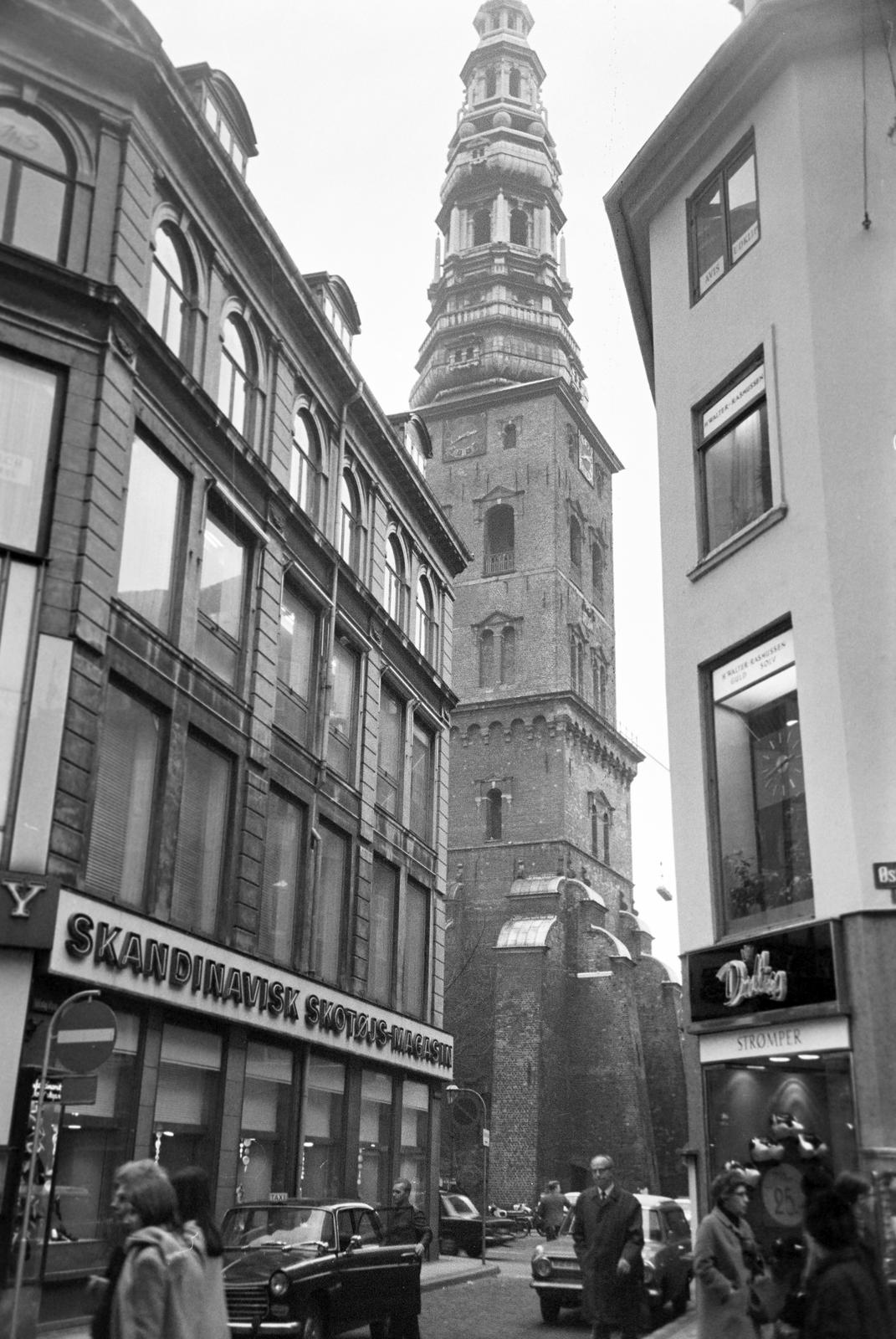 Dánia, Koppenhága, Strøget, szemben a Nikolaj Plads és ott a Nikolaj Kirke., 1966, Gazda Anikó, Fortepan #308924