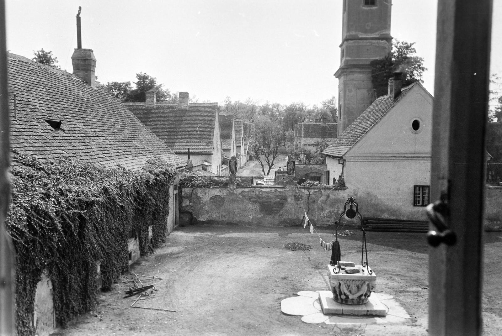Magyarország, Oroszlány,Majkpuszta, kilátás az Esterházy-kastélyból az udvarra, előtérben a Nagykárolyi kastély parkjából 1920 körül áthelyezett Velencei kútkáva. Szemben a Kamalduli remeteség, a ház mögött a templomból megmaradt csonkán álló torony., 1966, Gazda Anikó, Fortepan #308956