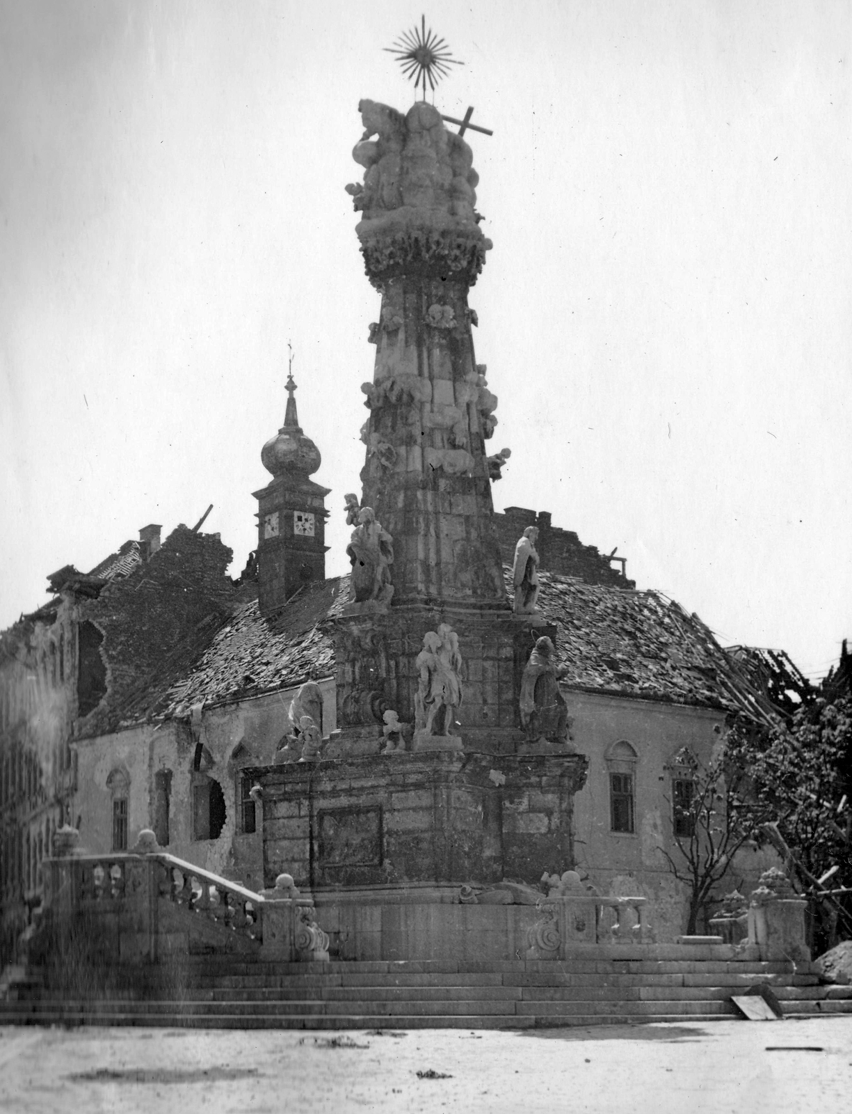 Hungary, Budapest I., Szentháromság tér. A Szentháromság-szobor mögött a régi budai városháza., 1945, Military Museum of Southern New England, monument, ruins, public building, Budapest, war damage, damaged building, Fortepan #30896