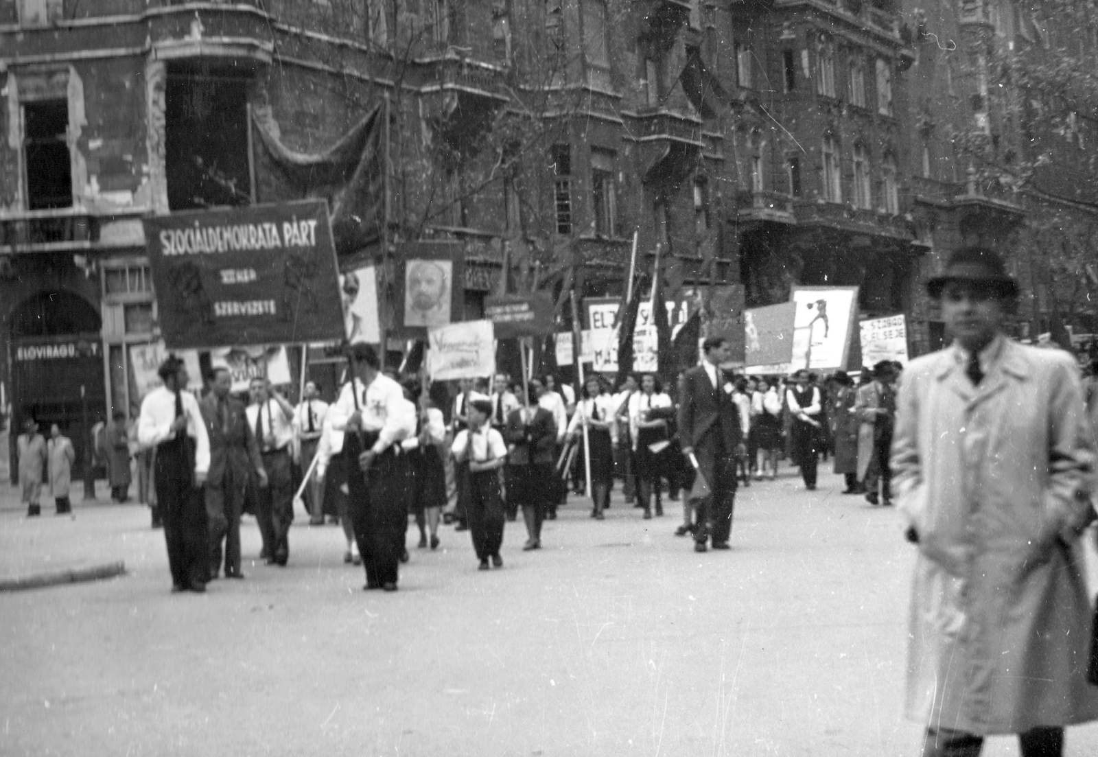 Magyarország, Budapest V., Aulich utca a Hold utca (Batthyány örökmécses) felől nézve., 1945, Military Museum of Southern New England, politikai dekoráció, felvonulás, május 1, épületkár, tábla, Budapest, transzparens, Fortepan #30899