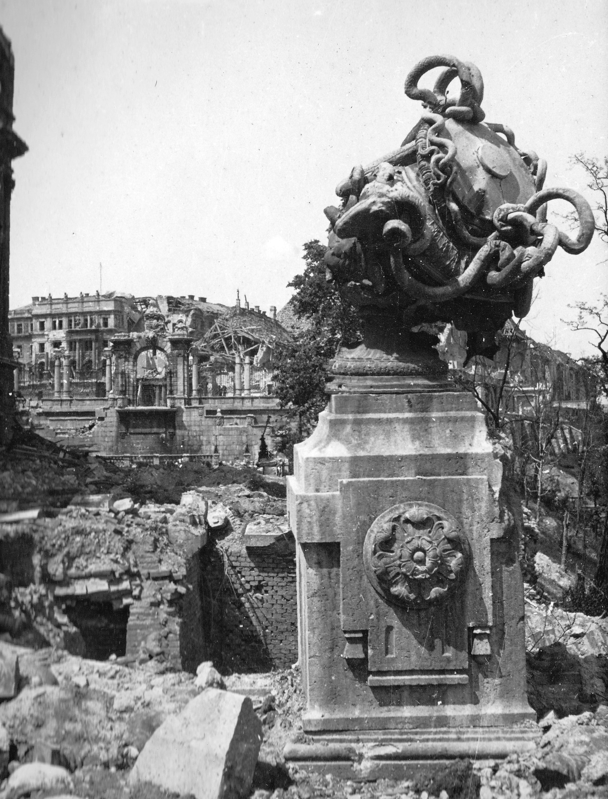 Hungary, Budapest I., Királyi Palota (később Budavári Palota) keleti kertje, háttérben a Várkert Szent György téri kapuja, mögötte a Honvédelmi Minisztérium., 1945, Military Museum of Southern New England, sculpture, ruins, Budapest, Fortepan #30901