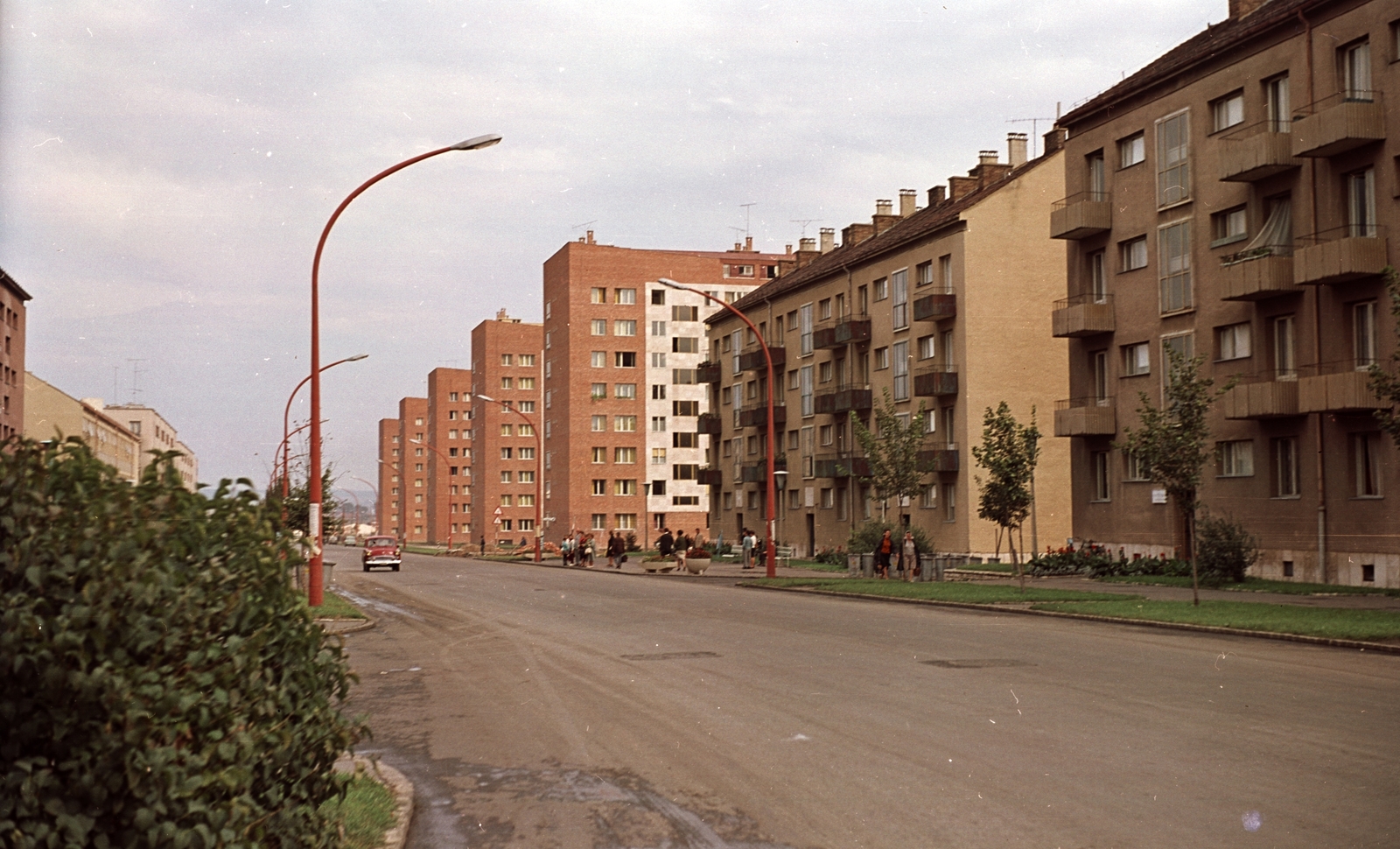 Hungary, Uránváros, Pécs, Esztergár Lajos utca (39-es dandár út)., 1966, Építésügyi Dokumentációs és Információs Központ, VÁTI, colorful, blocks, street view, bus stop, lamp post, Fortepan #30913