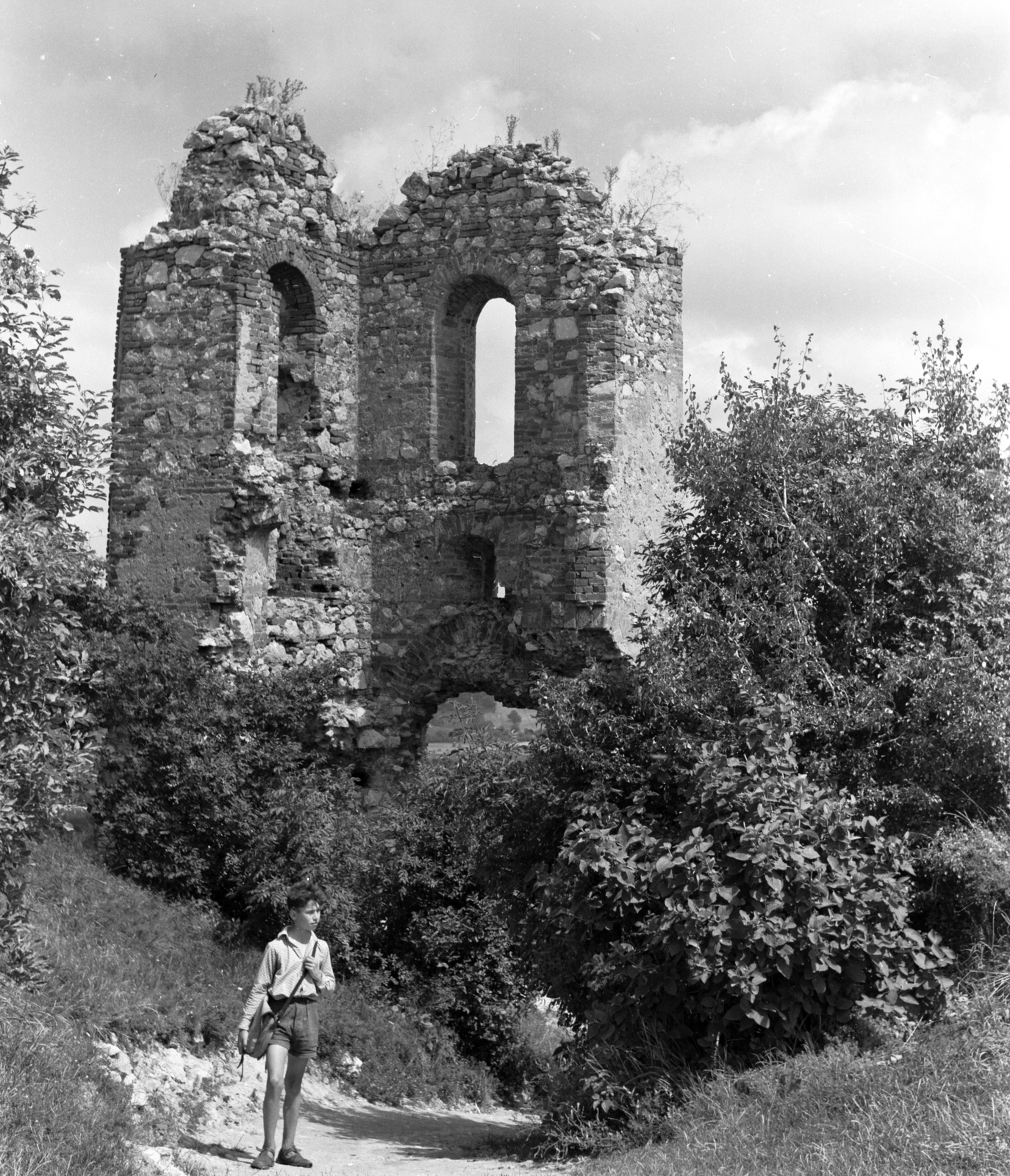 Hungary, Csesznek, vár, kaputorony az alsó vár felől., 1959, Építésügyi Dokumentációs és Információs Központ, VÁTI, boy, castle ruins, Fortepan #30917