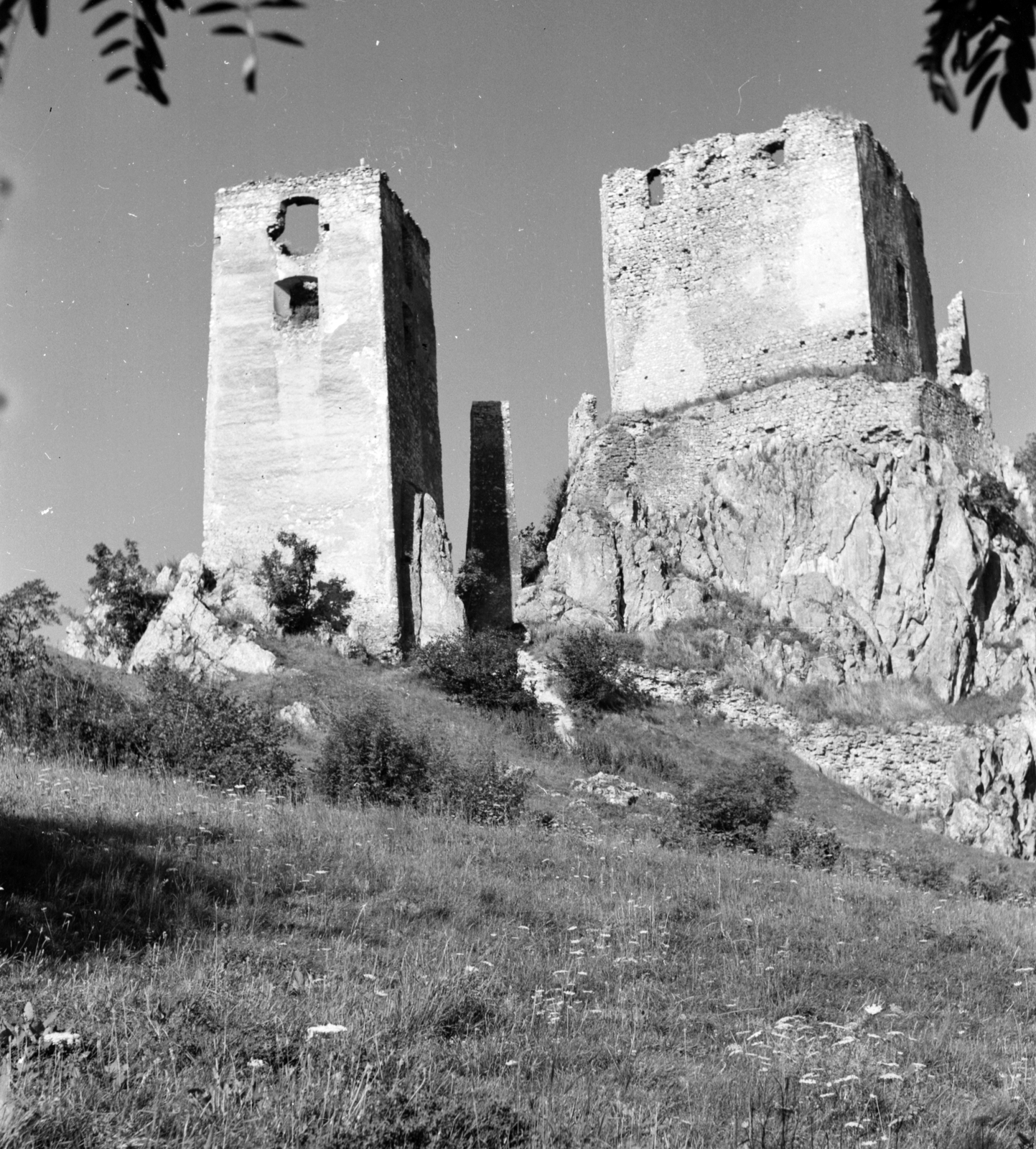 Magyarország, Csesznek, vár, balra az őrtorony, jobbra az öregtorony., 1959, Építésügyi Dokumentációs és Információs Központ, VÁTI, várrom, Fortepan #30918