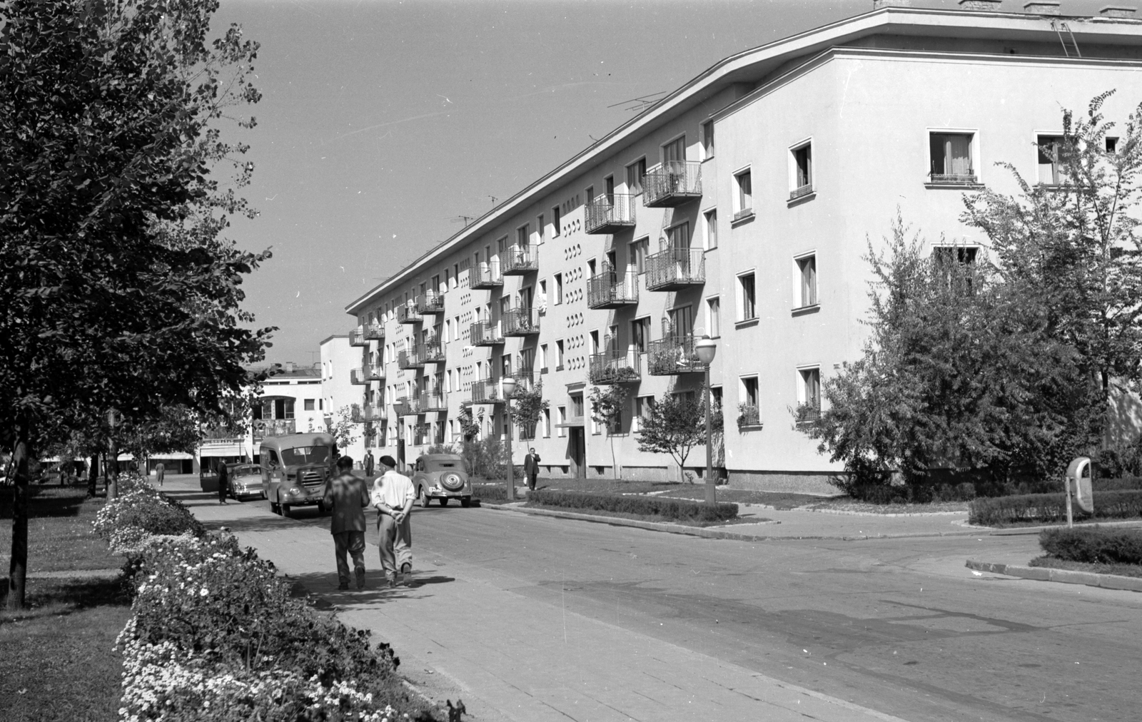 Hungary, Dunaújváros, Május 1. utca a Babits Mihály utca felé nézve., 1962, Építésügyi Dokumentációs és Információs Központ, VÁTI, German brand, street view, cityscape, Robur-brand, spring, automobile, number plate, Fortepan #30922