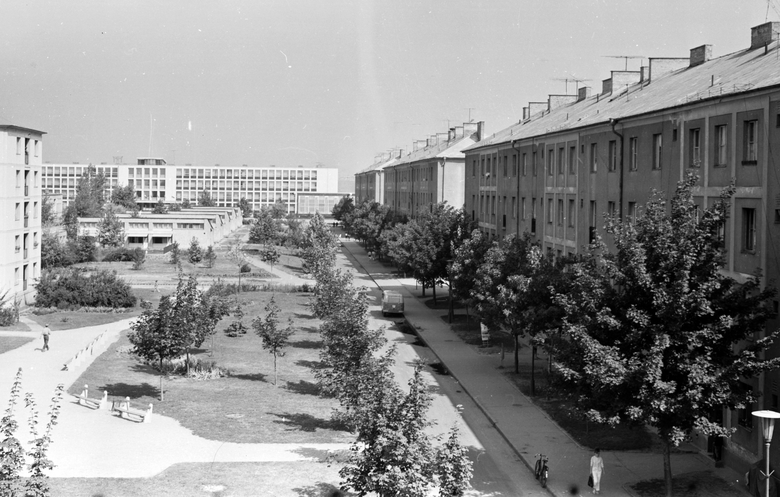 Hungary, Dunaújváros, Vörösmarty Mihály utca az Esze Tamás utca felől, háttérben a Ságvári Endre Általános Iskola (később Hild József Szakközépiskola)., 1962, Építésügyi Dokumentációs és Információs Központ, VÁTI, Fortepan #30923