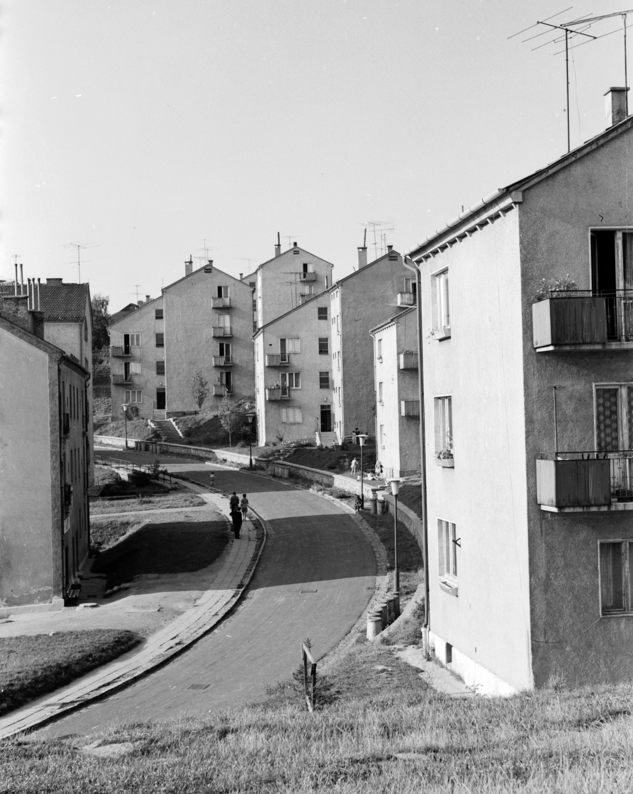 Magyarország, Salgótarján, Meredek utca a Szerpentin utcai lépcső felől., 1966, Építésügyi Dokumentációs és Információs Központ, VÁTI, lakótelep, utcakép, antenna, Fortepan #30925